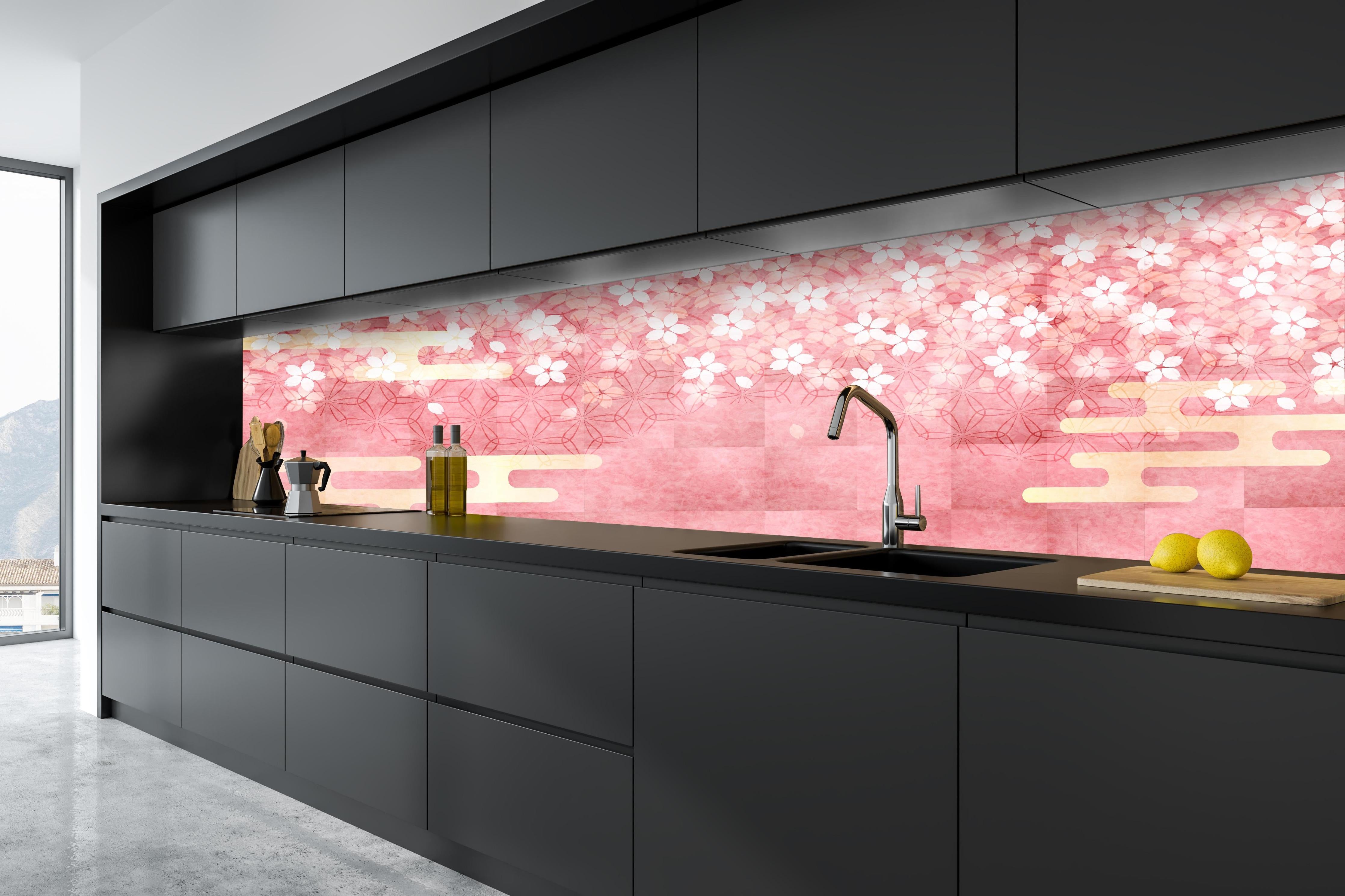 Küche - Florales Muster Rosa mit Goldakzenten hinter weißen Hochglanz-Küchenregalen und schwarzem Wasserhahn