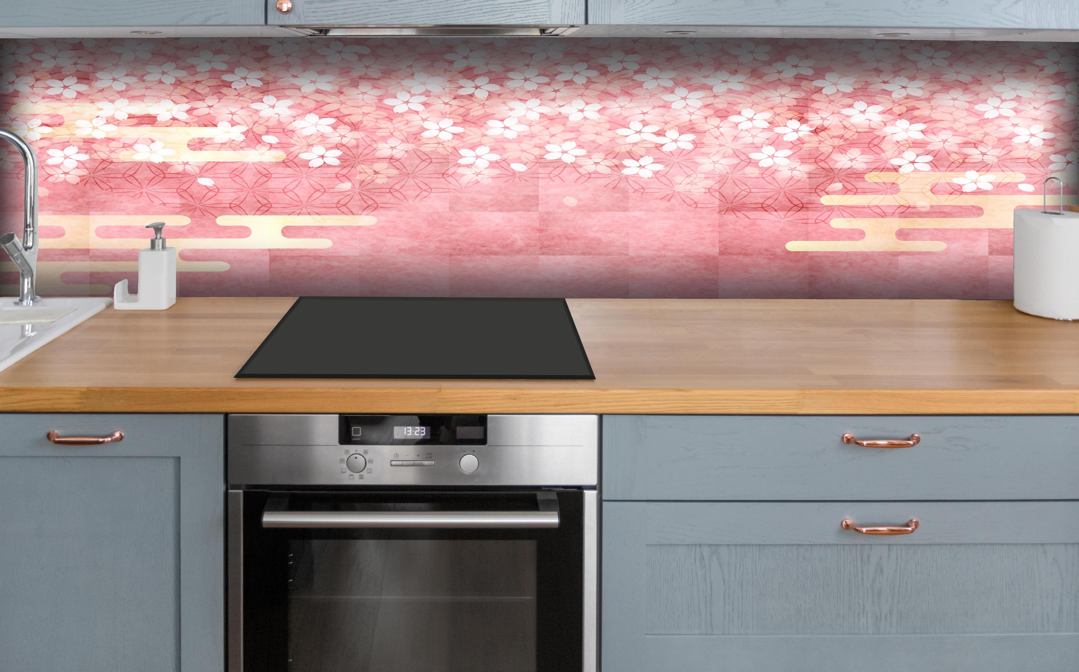 Küche - Florales Muster Rosa mit Goldakzenten hinter weißen Hochglanz-Küchenregalen und schwarzem Wasserhahn