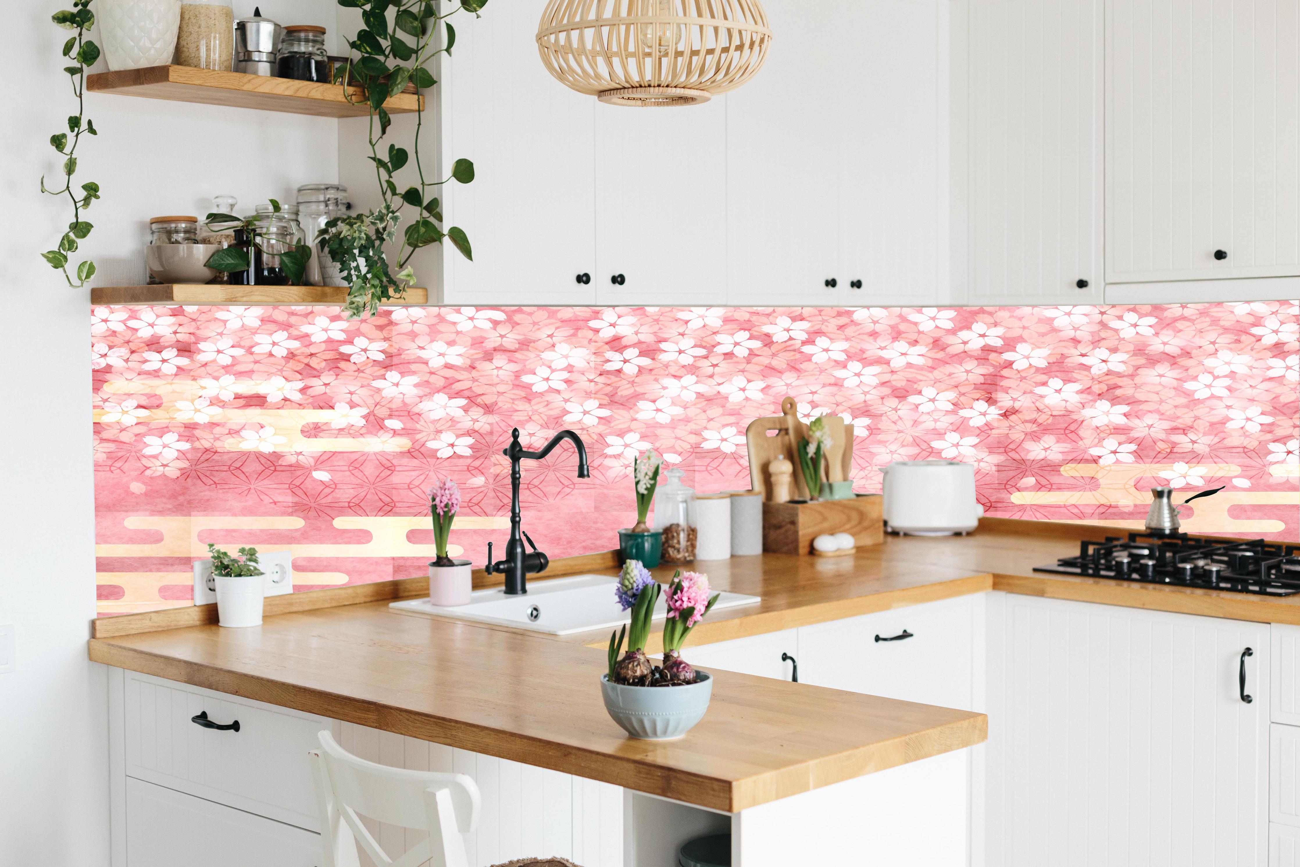Küche - Florales Muster Rosa mit Goldakzenten hinter weißen Hochglanz-Küchenregalen und schwarzem Wasserhahn