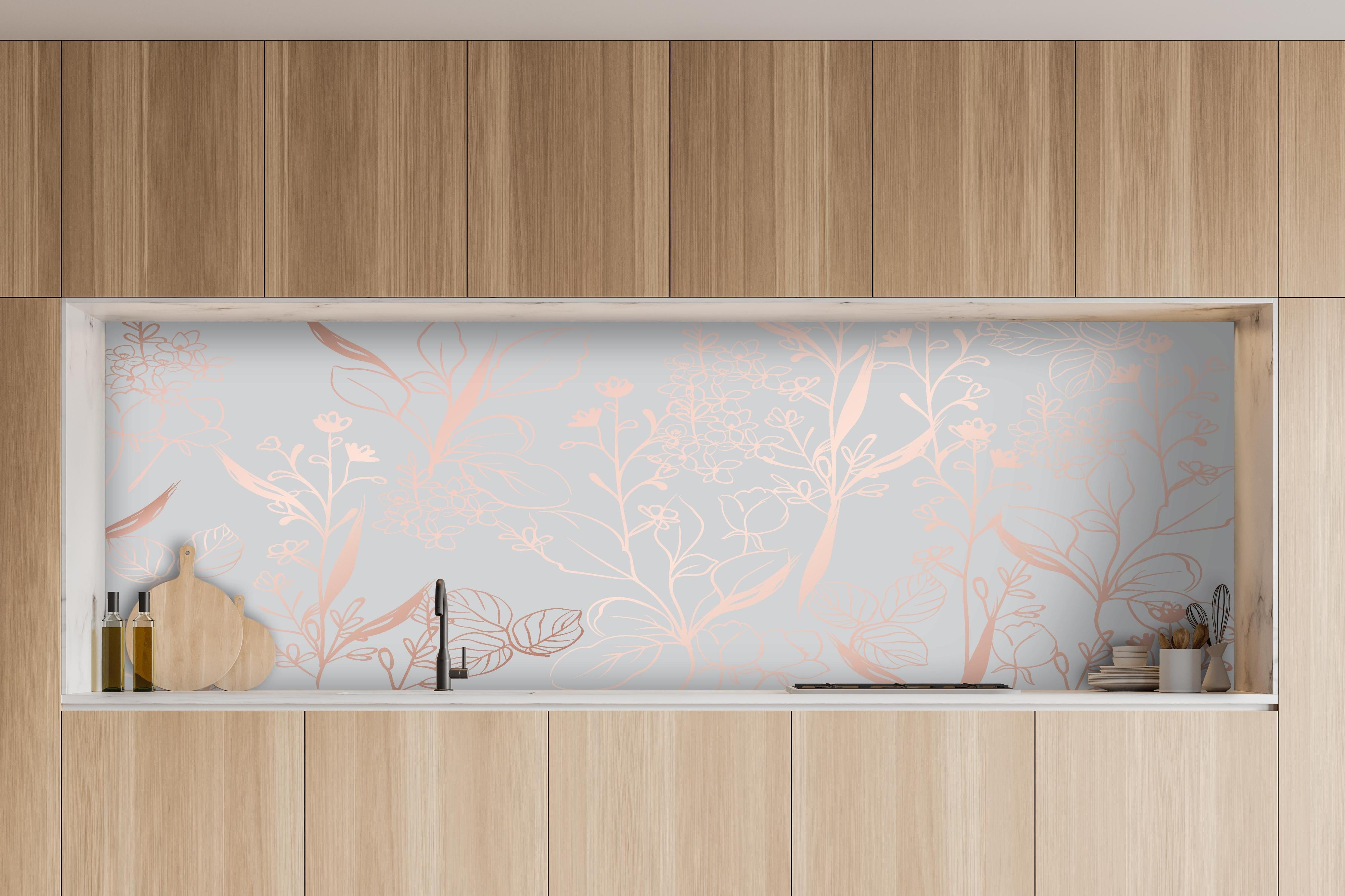 Küche - Florales Muster in Pastell Beige und Rosa hinter weißen Hochglanz-Küchenregalen und schwarzem Wasserhahn