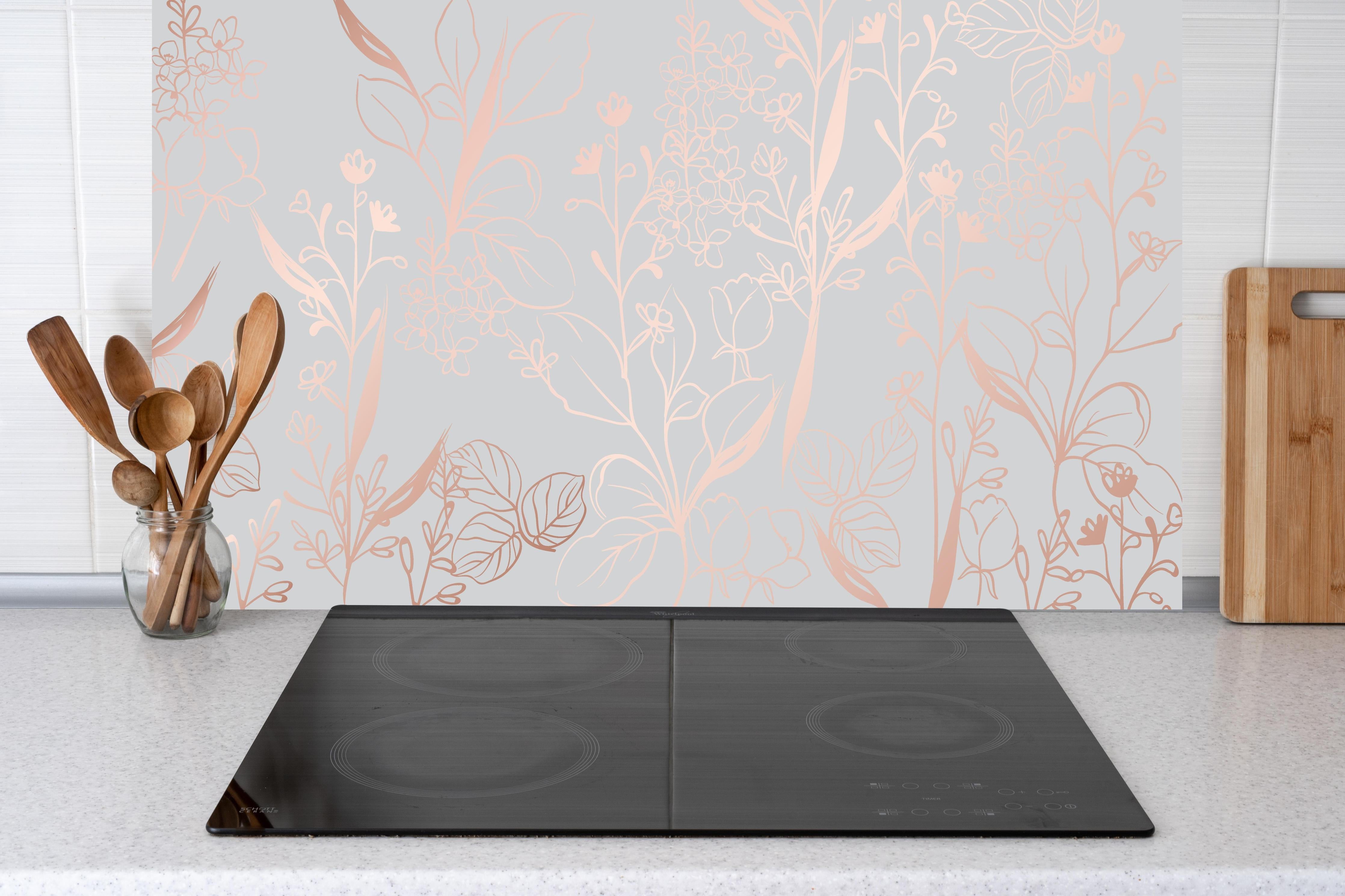 Küche - Florales Muster in Pastell Beige und Rosa hinter weißen Hochglanz-Küchenregalen und schwarzem Wasserhahn