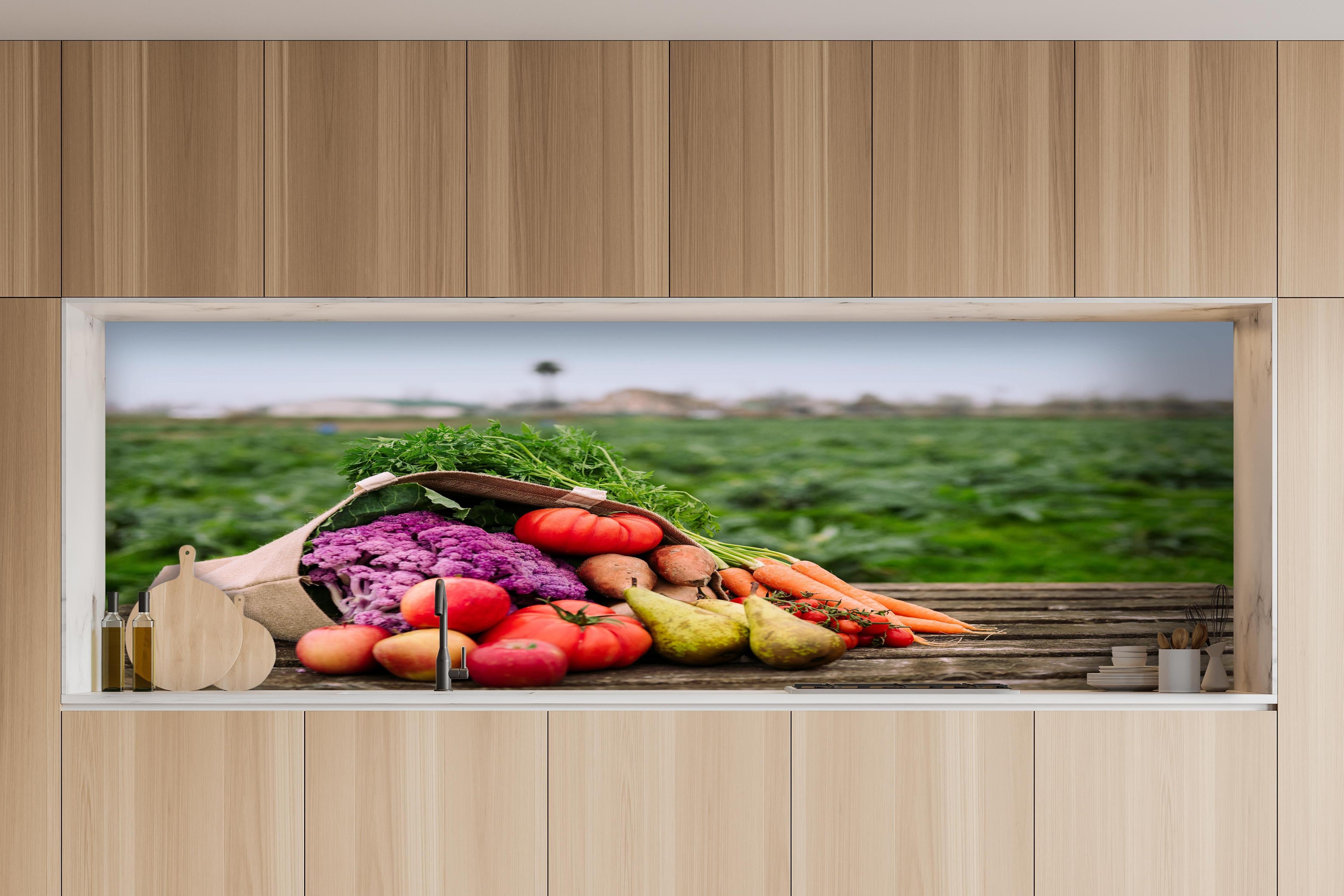 Küche - Frische Bio-Ernte in Bunt hinter weißen Hochglanz-Küchenregalen und schwarzem Wasserhahn