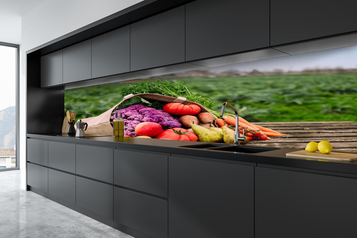 Küche - Frische Bio-Ernte in Bunt hinter weißen Hochglanz-Küchenregalen und schwarzem Wasserhahn