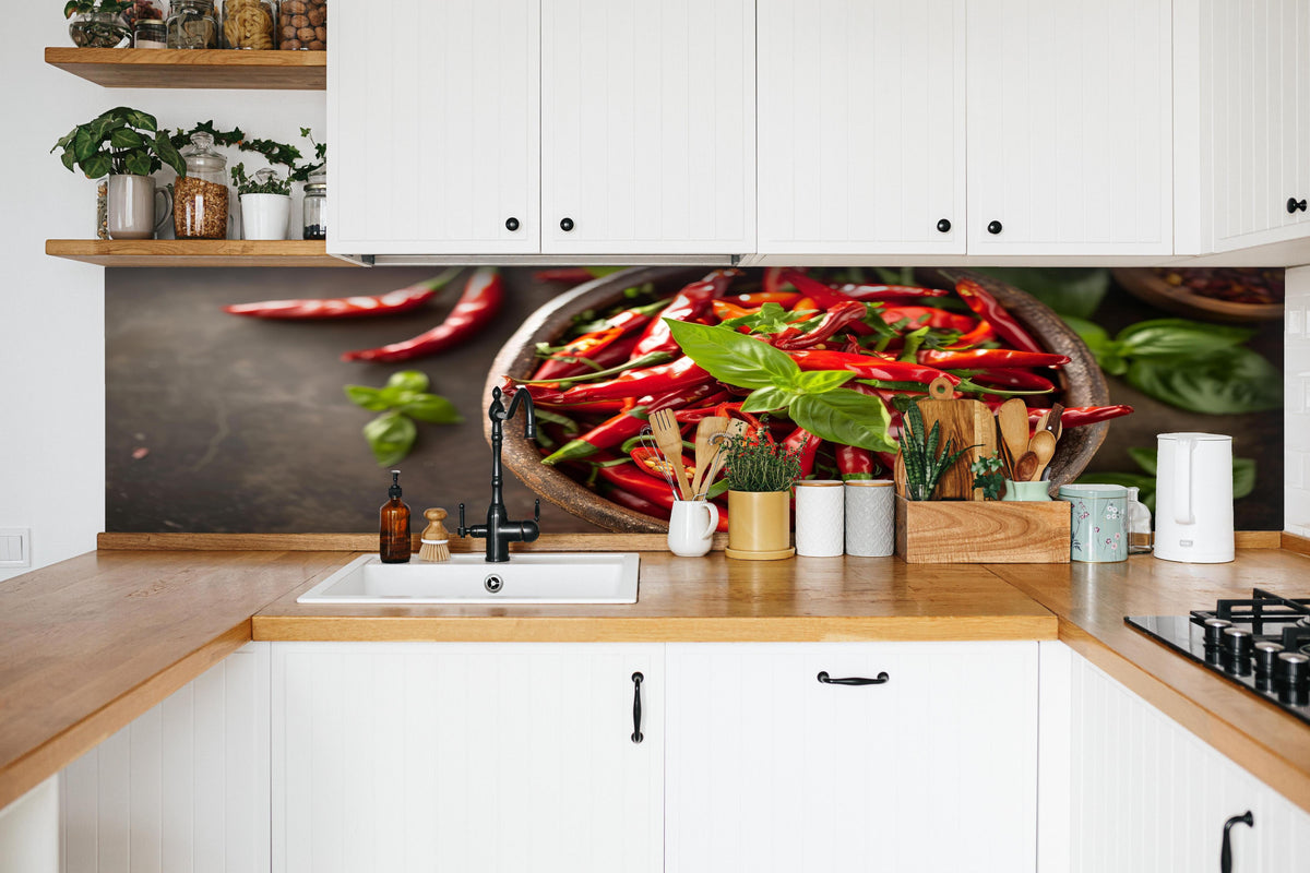 Küche - Frische Rote Chilis mit Basilikum hinter weißen Hochglanz-Küchenregalen und schwarzem Wasserhahn