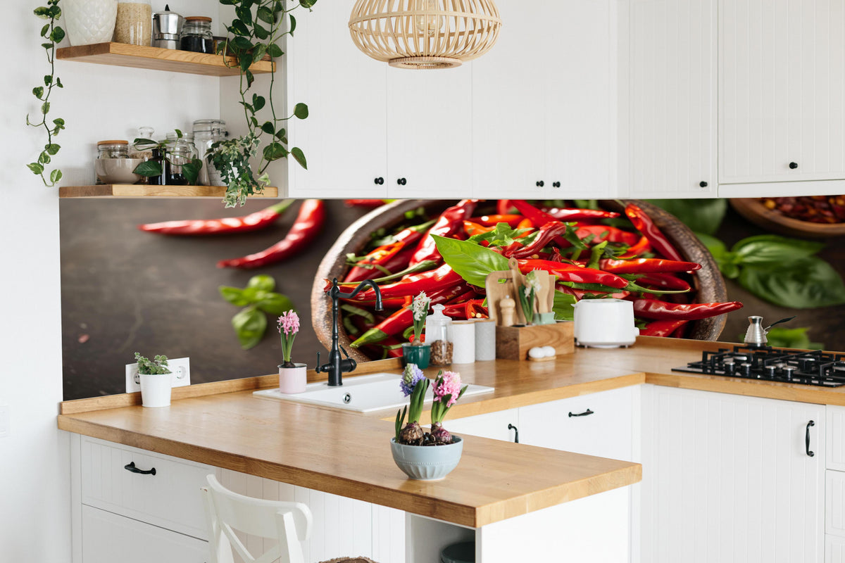 Küche - Frische Rote Chilis mit Basilikum hinter weißen Hochglanz-Küchenregalen und schwarzem Wasserhahn