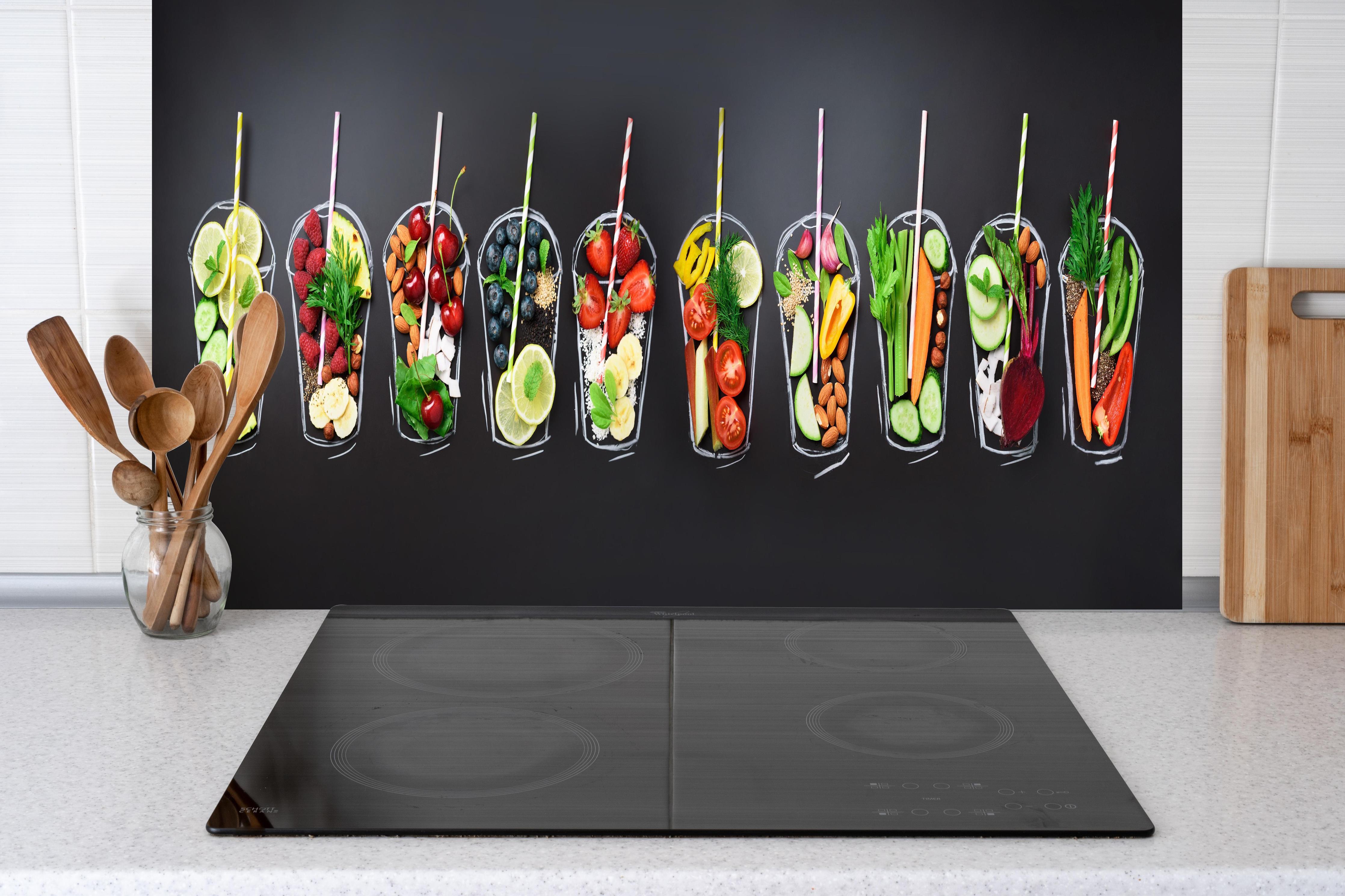 Küche - Frische Smoothie Zutaten auf Schwarz hinter weißen Hochglanz-Küchenregalen und schwarzem Wasserhahn