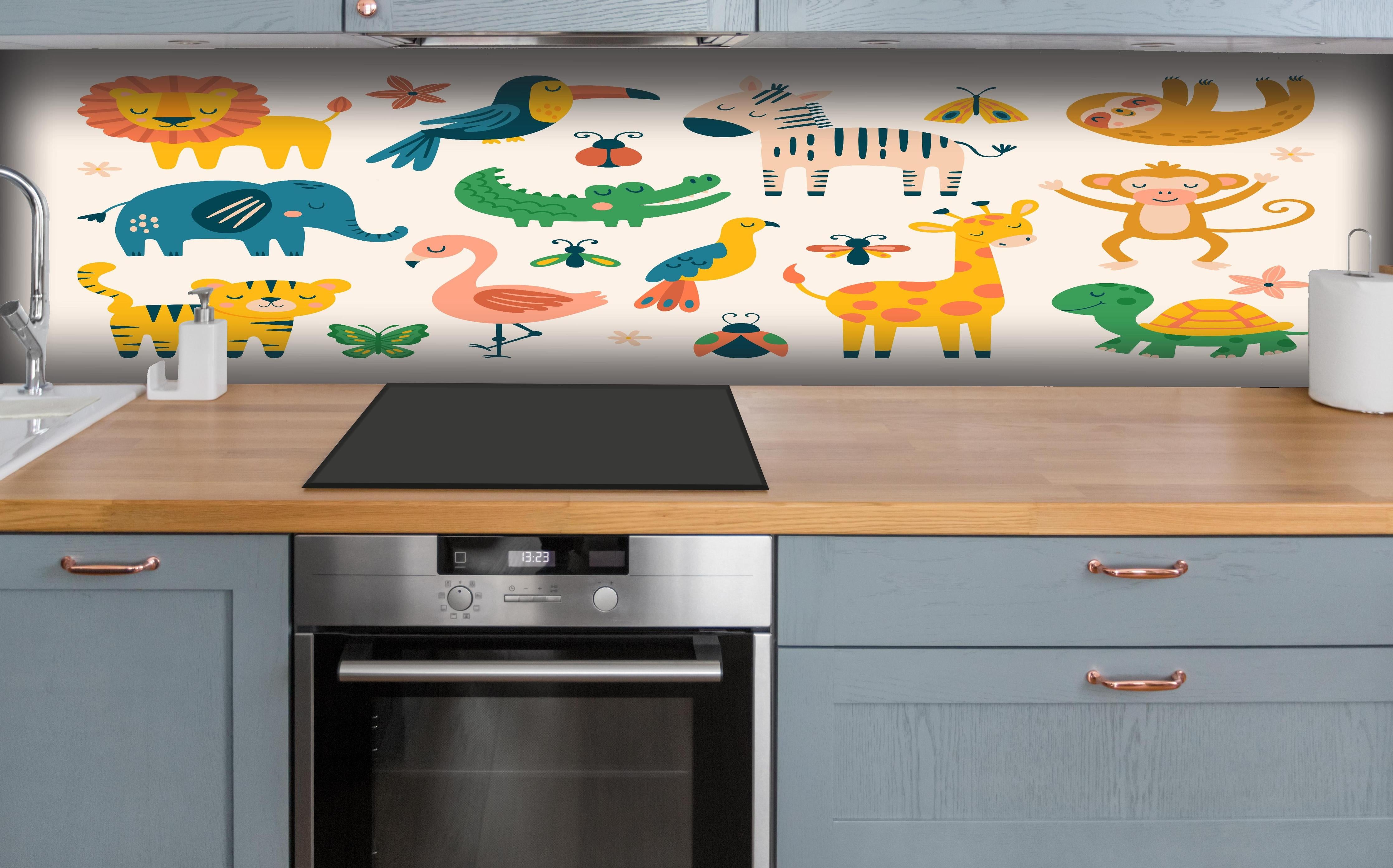 Küche - Fröhliche bunte Tierillustrationen für Kinder hinter weißen Hochglanz-Küchenregalen und schwarzem Wasserhahn