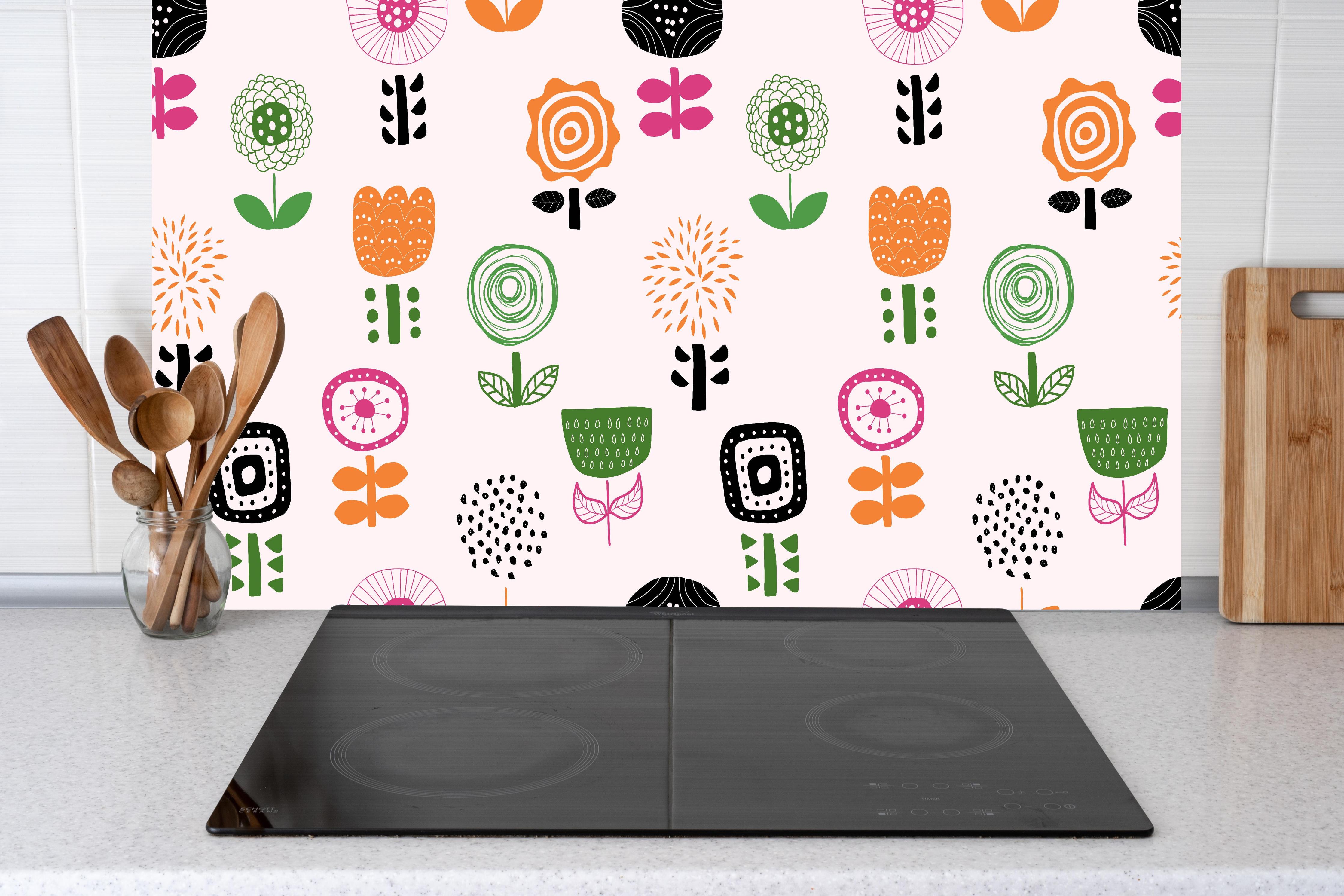 Küche - Fröhliches Retro Blumenmuster Textil hinter weißen Hochglanz-Küchenregalen und schwarzem Wasserhahn