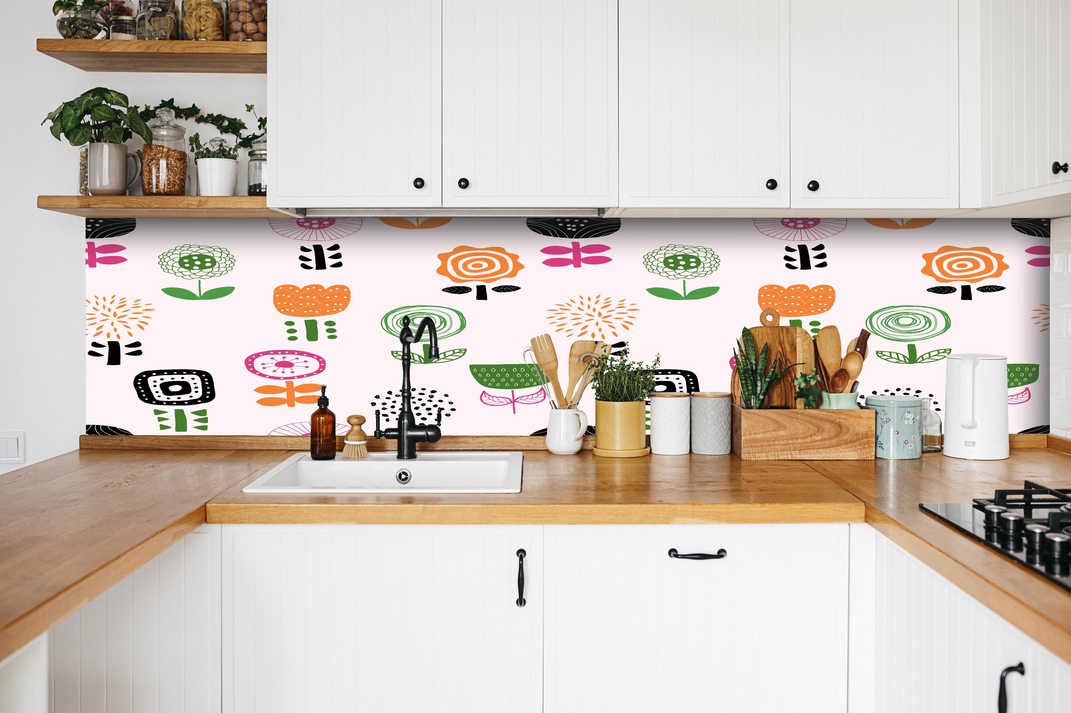 Küche - Fröhliches Retro Blumenmuster Textil hinter weißen Hochglanz-Küchenregalen und schwarzem Wasserhahn