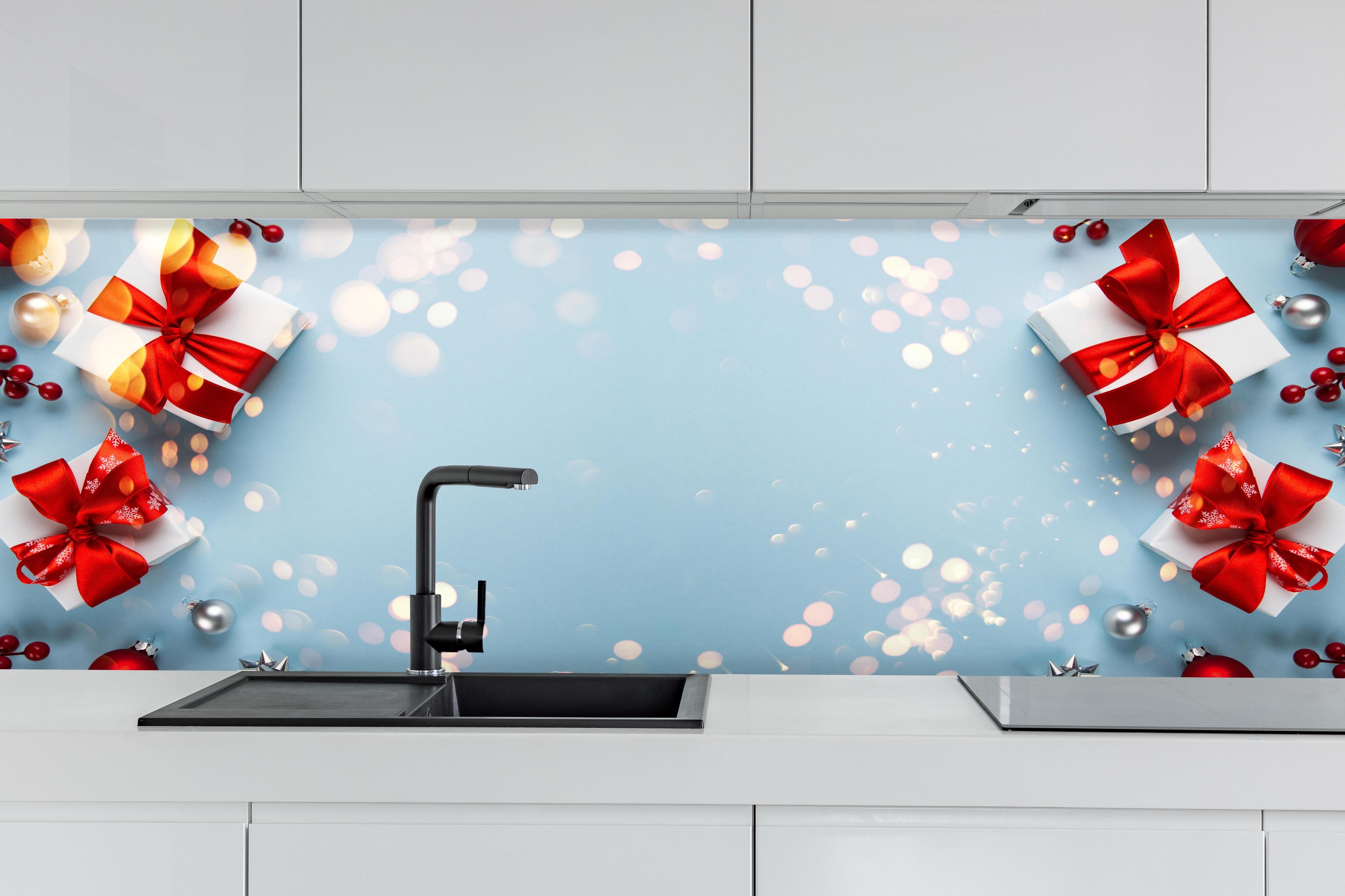 Küche - Frohe Weihnachten und schöne Feiertage Grußkarte hinter weißen Hochglanz-Küchenregalen und schwarzem Wasserhahn