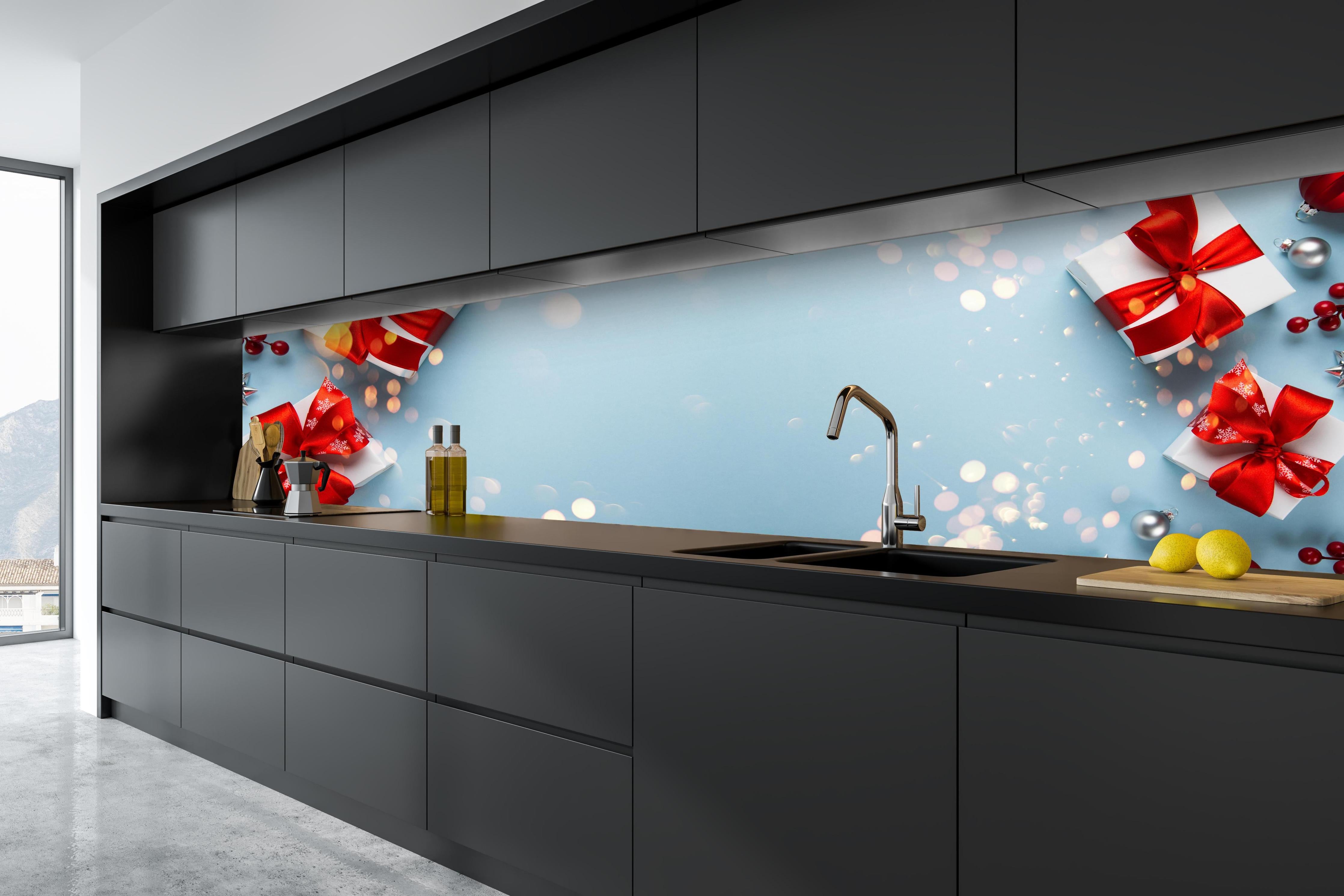 Küche - Frohe Weihnachten und schöne Feiertage Grußkarte hinter weißen Hochglanz-Küchenregalen und schwarzem Wasserhahn