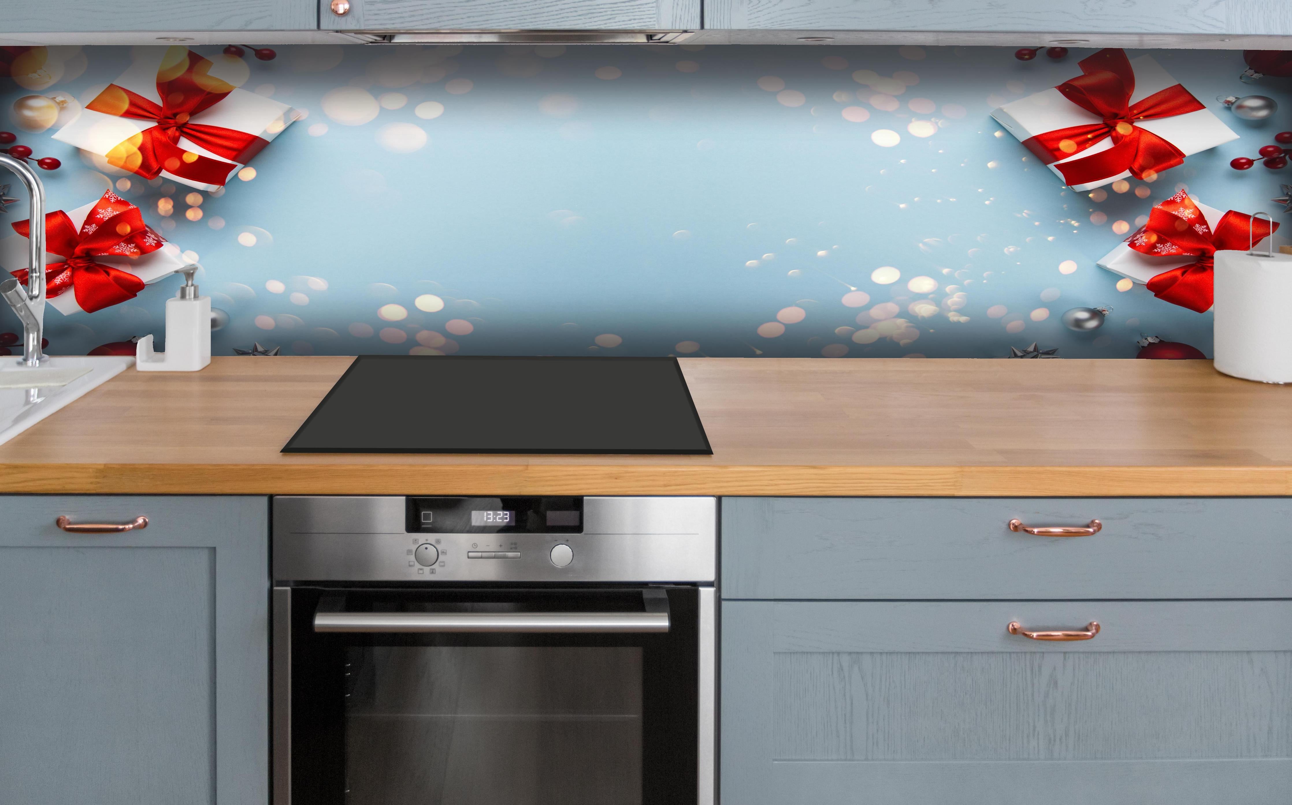 Küche - Frohe Weihnachten und schöne Feiertage Grußkarte hinter weißen Hochglanz-Küchenregalen und schwarzem Wasserhahn