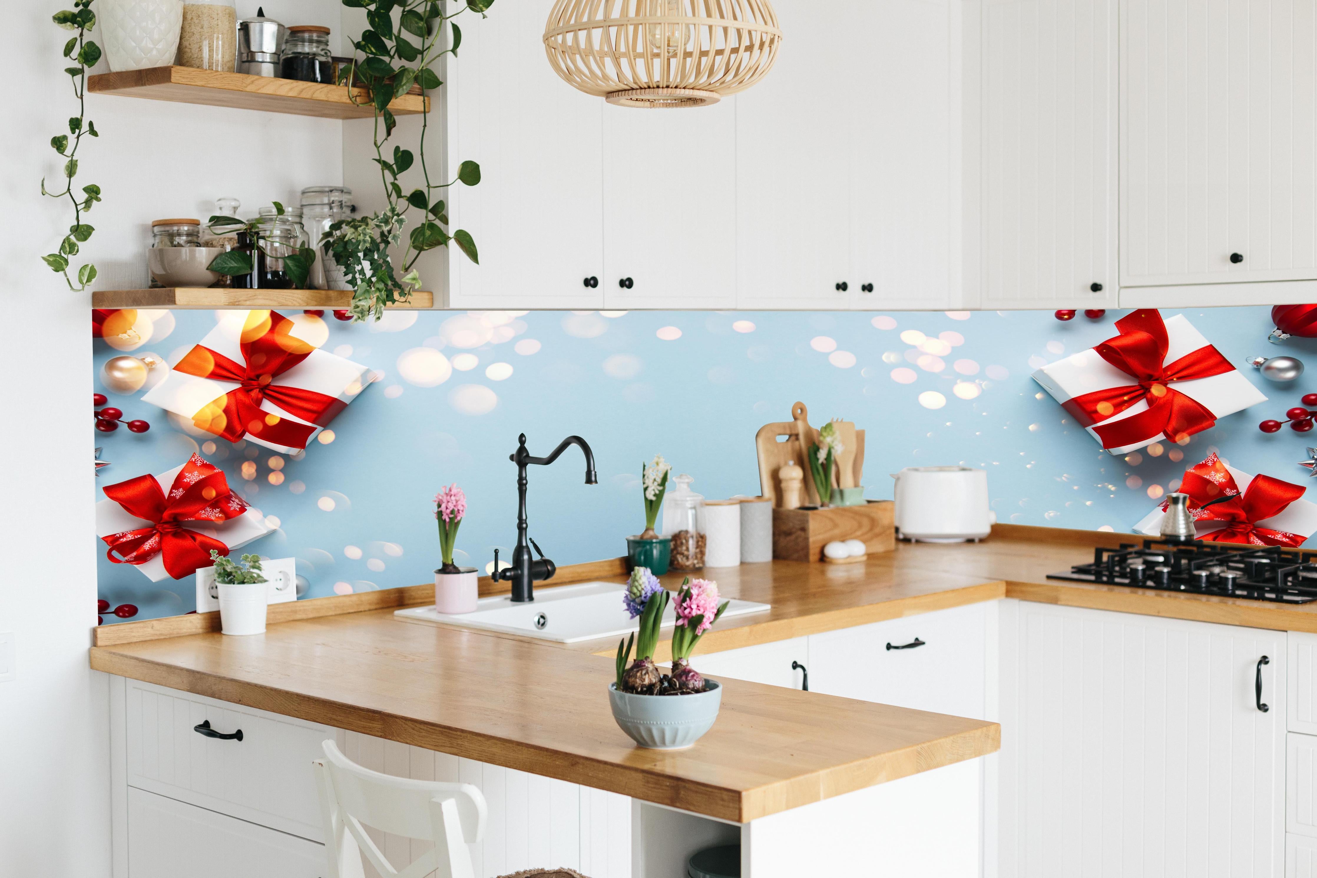 Küche - Frohe Weihnachten und schöne Feiertage Grußkarte hinter weißen Hochglanz-Küchenregalen und schwarzem Wasserhahn