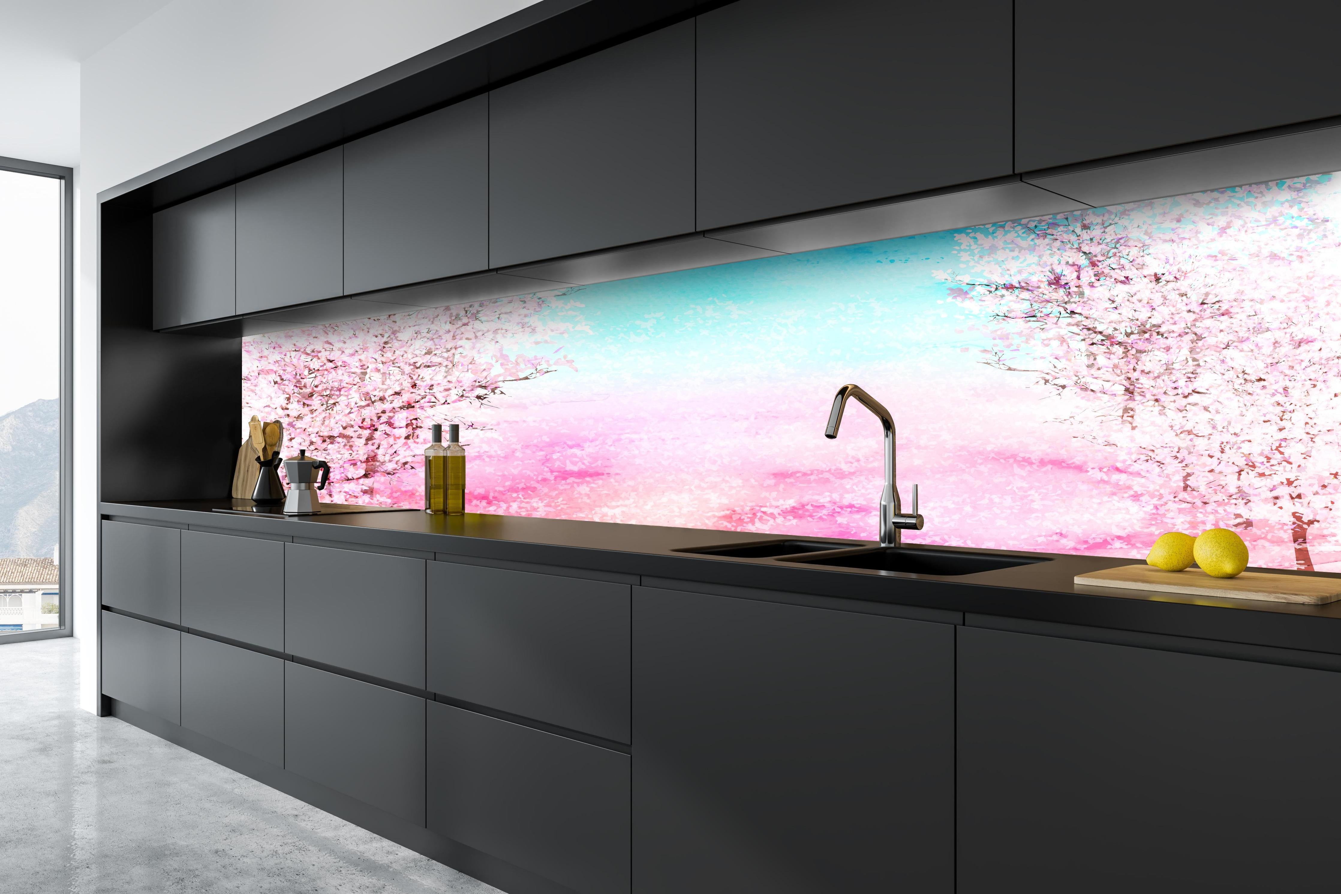 Küche - Frühlingsbaum Aquarell Rosa-Blau hinter weißen Hochglanz-Küchenregalen und schwarzem Wasserhahn