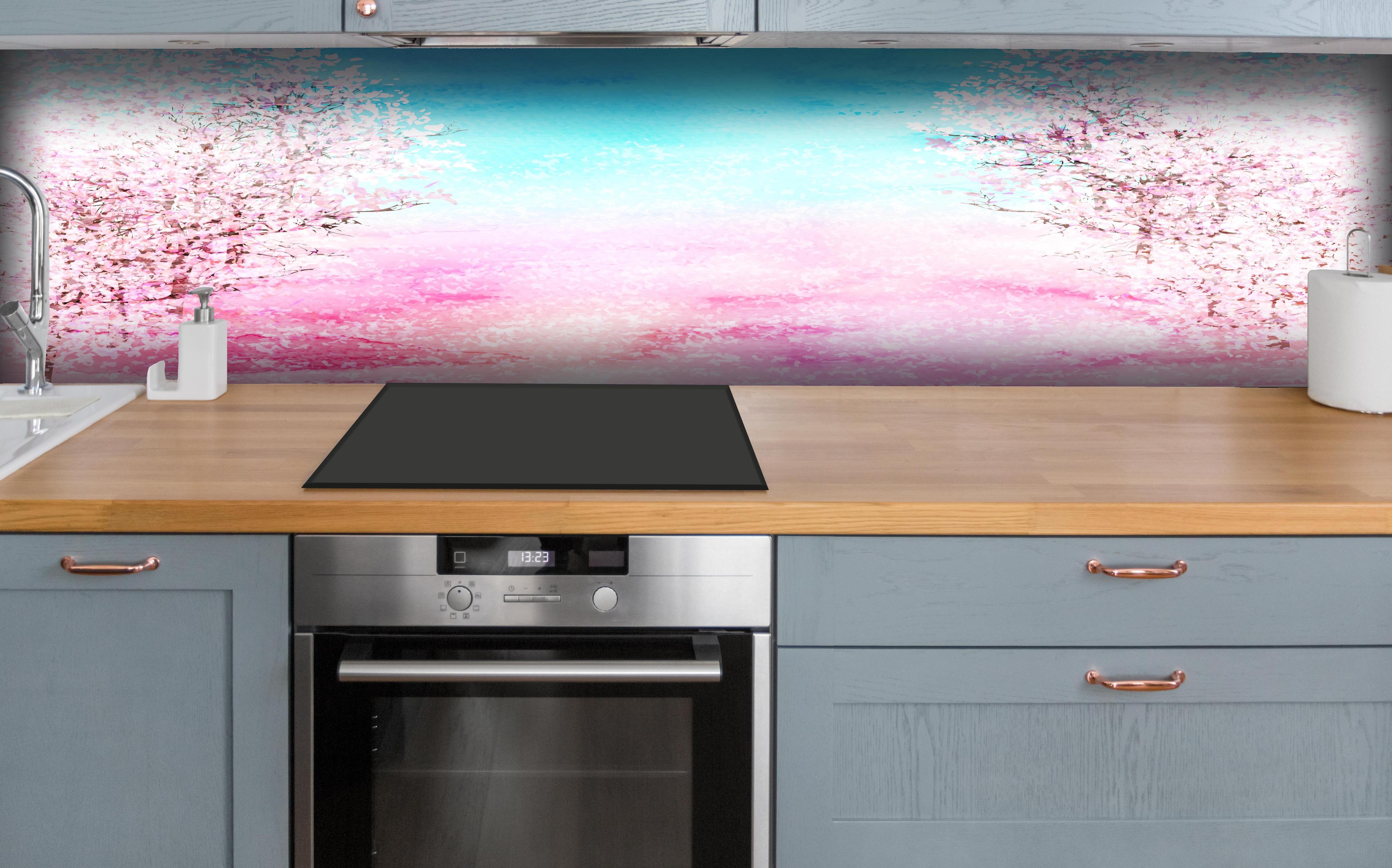 Küche - Frühlingsbaum Aquarell Rosa-Blau hinter weißen Hochglanz-Küchenregalen und schwarzem Wasserhahn