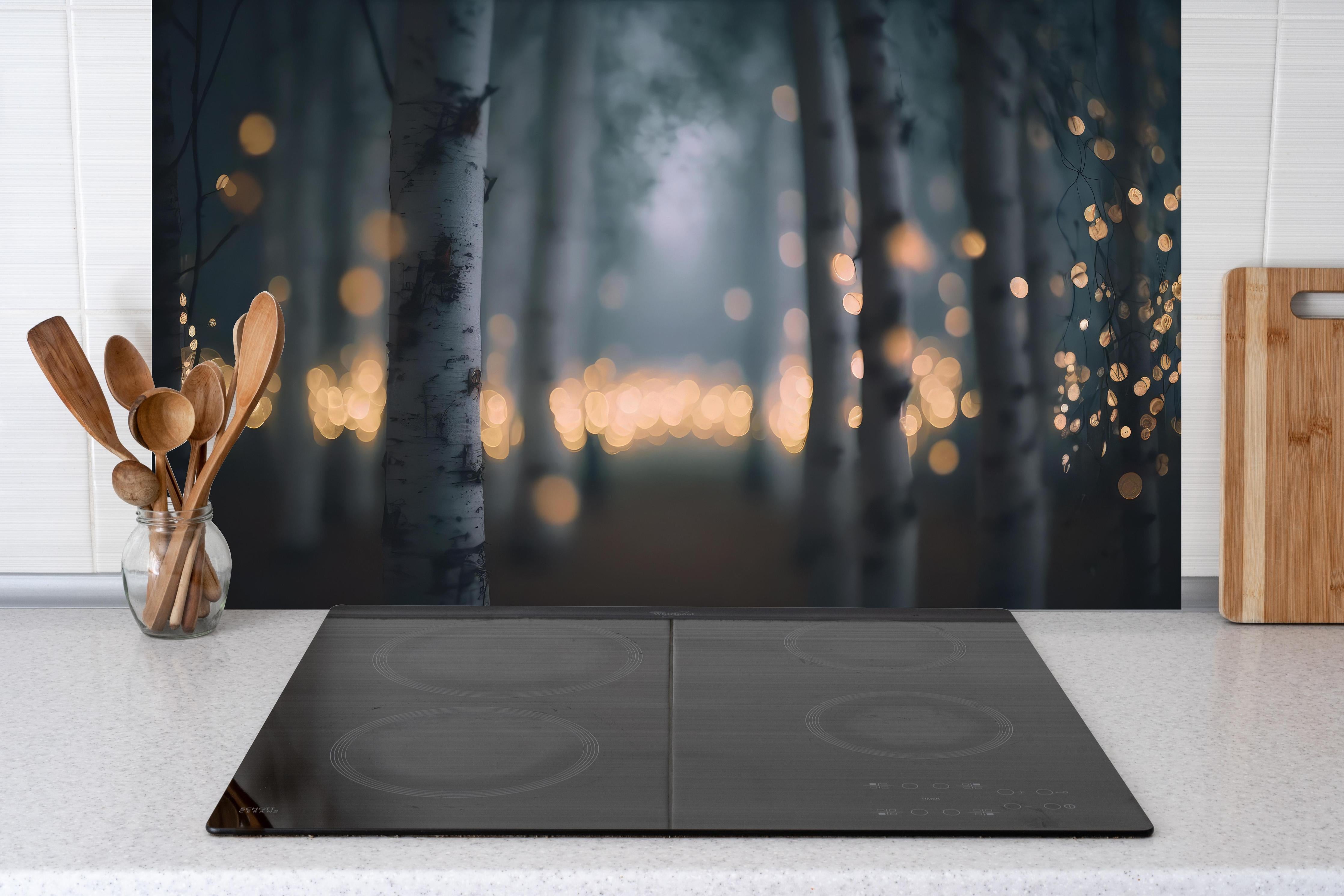 Küche - Funkelnder Birkenwald  hinter weißen Hochglanz-Küchenregalen und schwarzem Wasserhahn