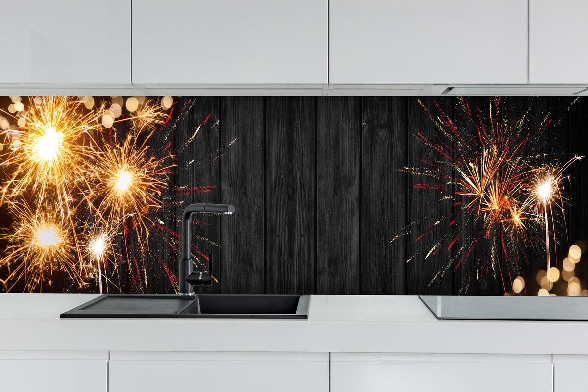 Küche - Funken-Feuerwerk Holztextur Banner Panorama hinter weißen Hochglanz-Küchenregalen und schwarzem Wasserhahn