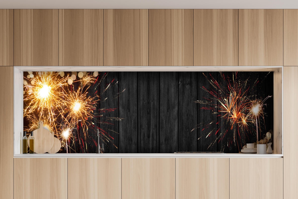 Küche - Funken-Feuerwerk Holztextur Banner Panorama hinter weißen Hochglanz-Küchenregalen und schwarzem Wasserhahn