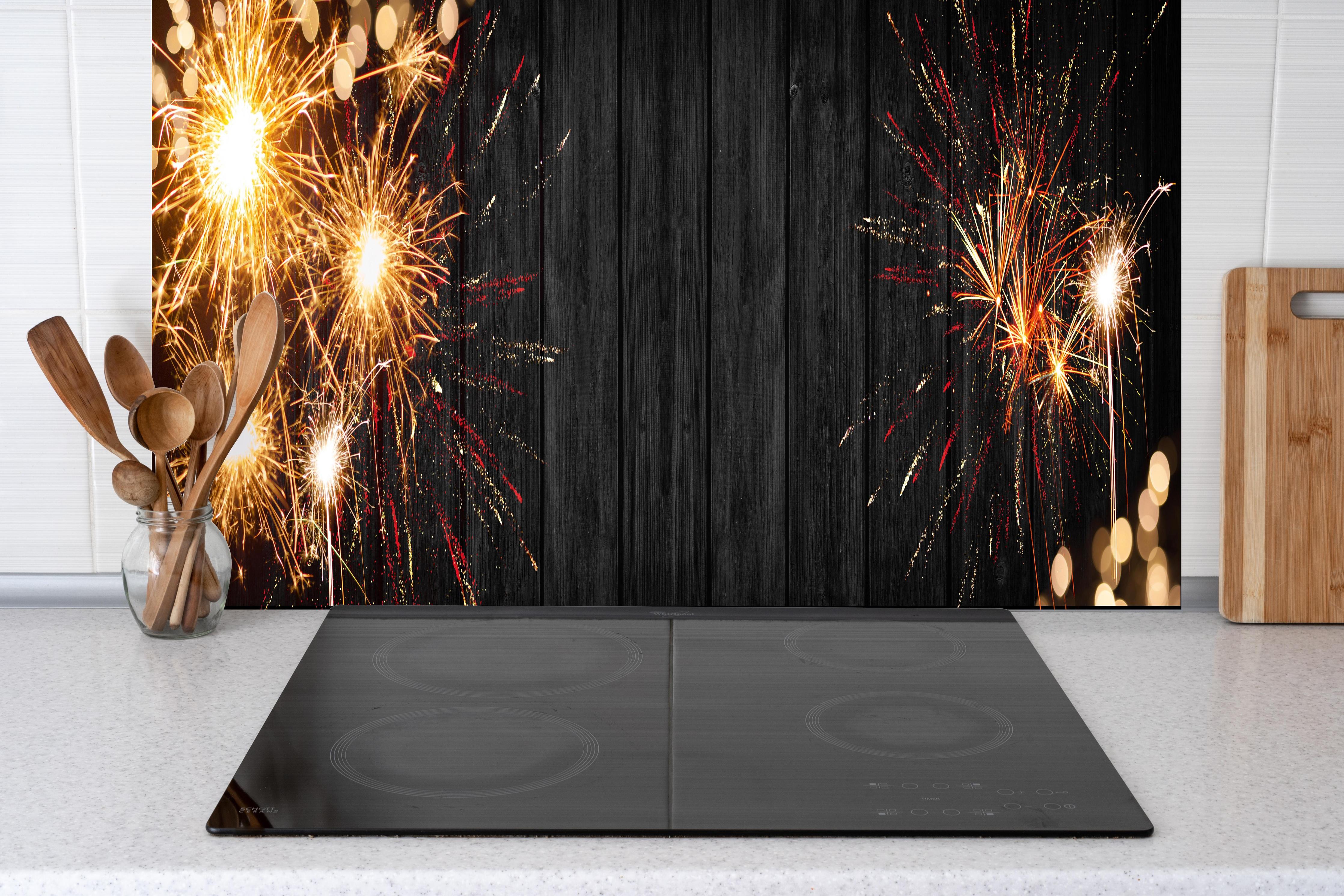Küche - Funken-Feuerwerk Holztextur Banner Panorama hinter weißen Hochglanz-Küchenregalen und schwarzem Wasserhahn