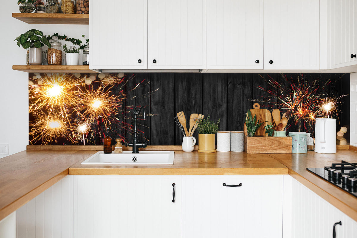 Küche - Funken-Feuerwerk Holztextur Banner Panorama hinter weißen Hochglanz-Küchenregalen und schwarzem Wasserhahn