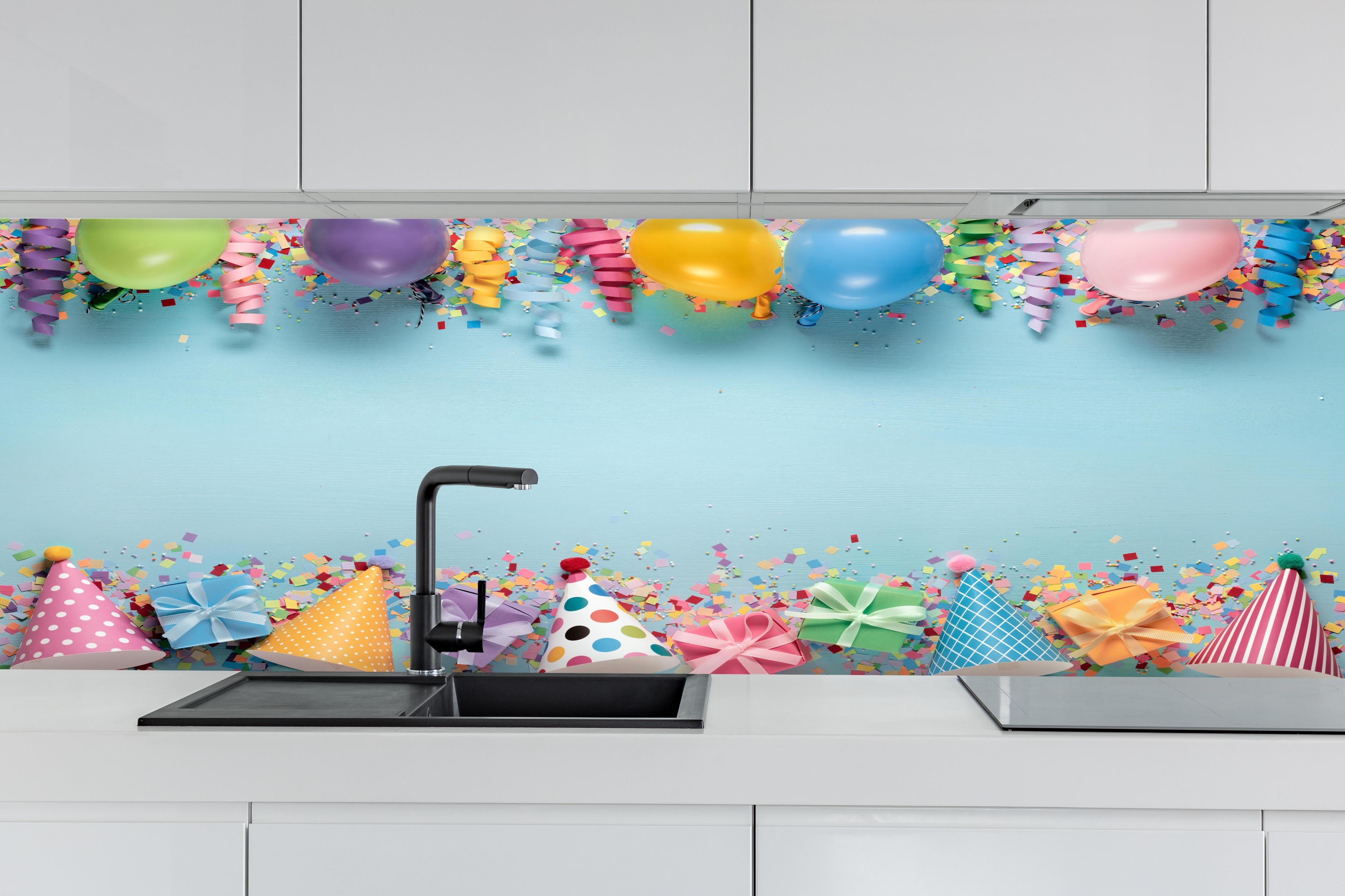 Küche - Geburtstagsfeier Dekoration hinter weißen Hochglanz-Küchenregalen und schwarzem Wasserhahn