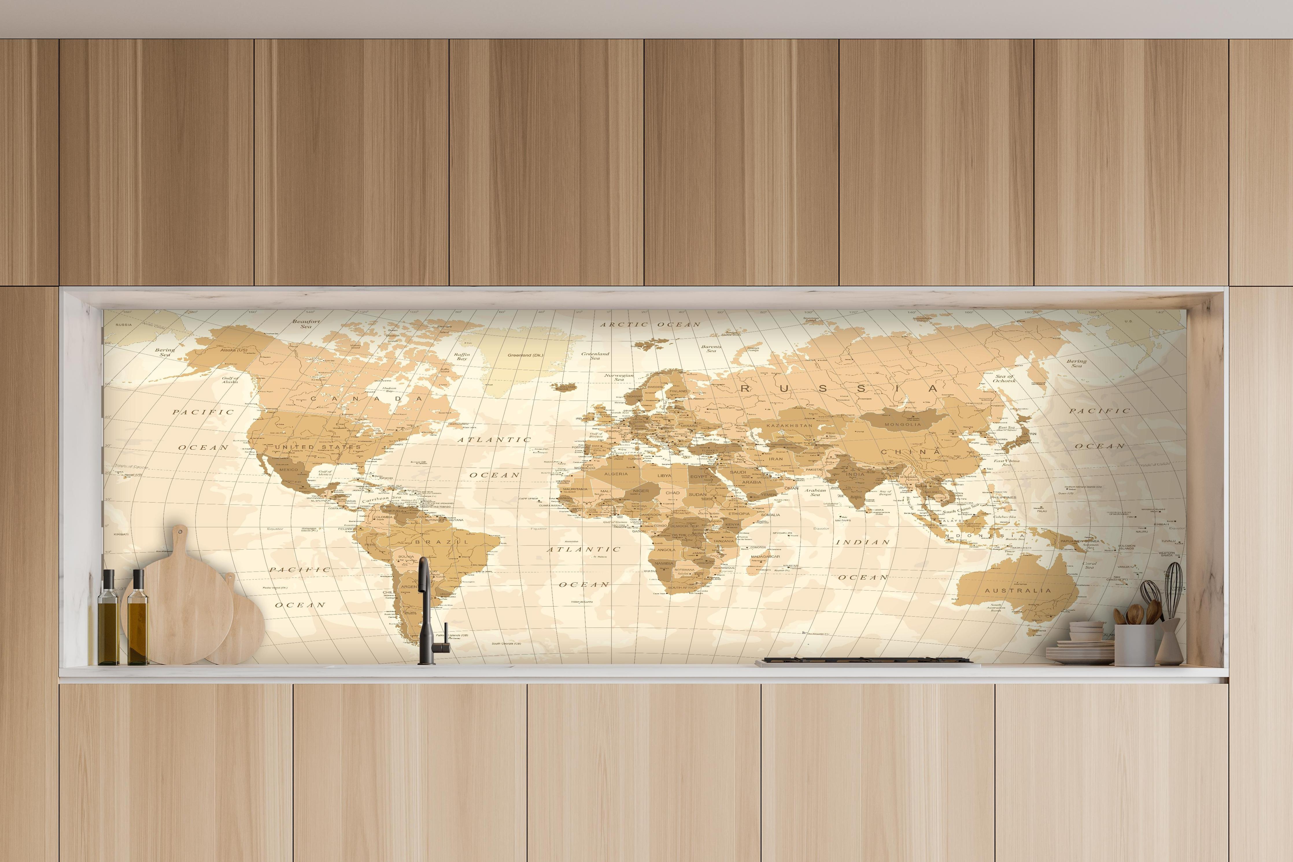 Küche - Gedruckte alte Weltkarte im Sepia-Stil hinter weißen Hochglanz-Küchenregalen und schwarzem Wasserhahn