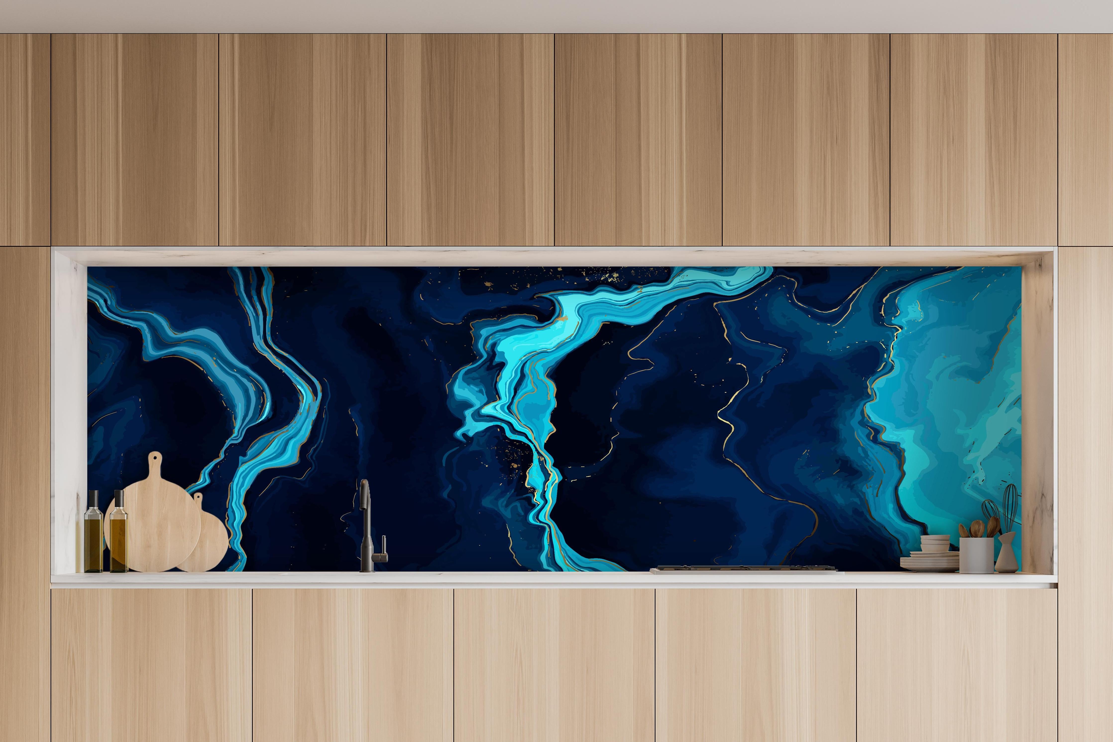 Küche - Geheimnisvolle Tiefsee-Strömung in Blautönen hinter weißen Hochglanz-Küchenregalen und schwarzem Wasserhahn