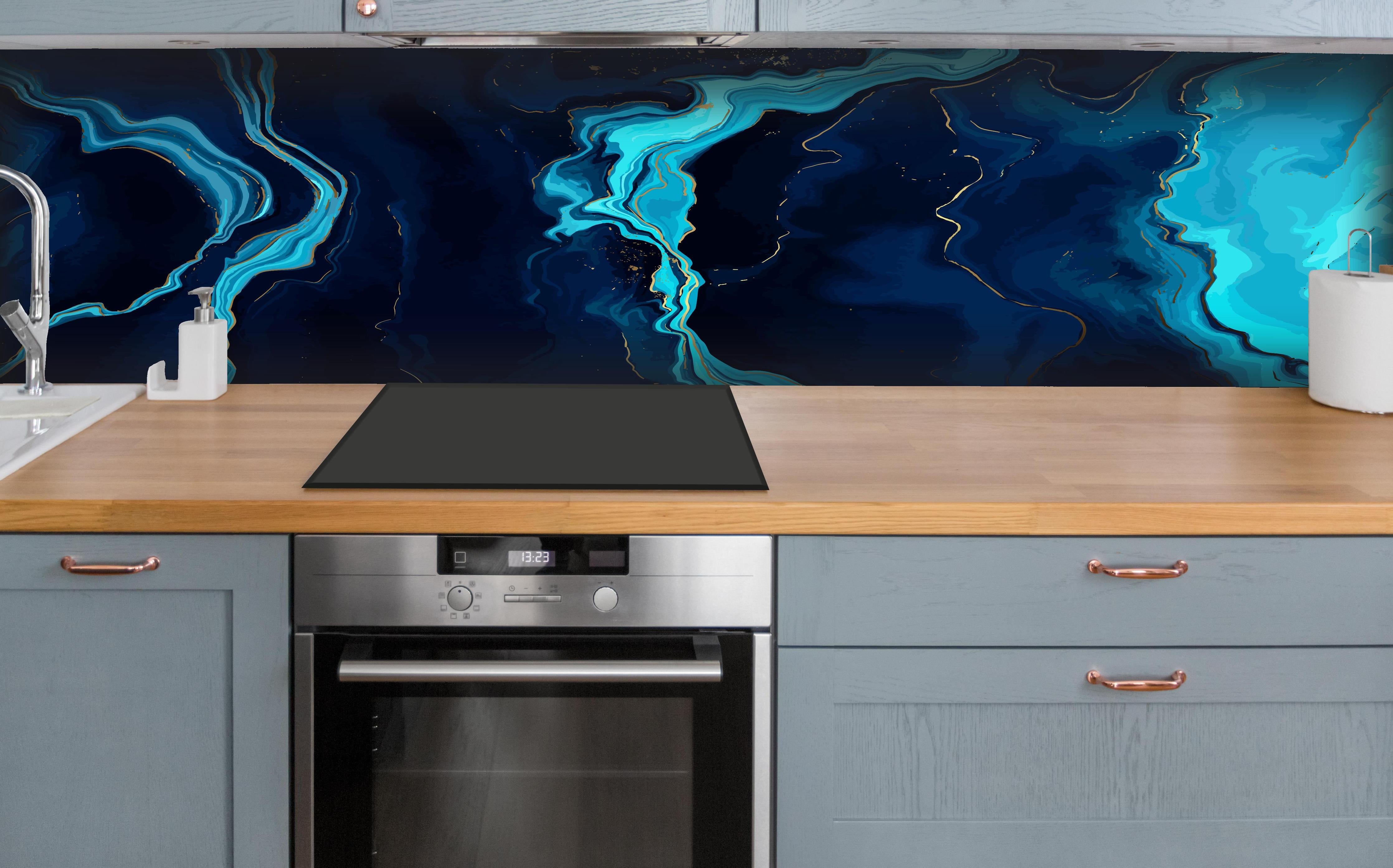 Küche - Geheimnisvolle Tiefsee-Strömung in Blautönen hinter weißen Hochglanz-Küchenregalen und schwarzem Wasserhahn