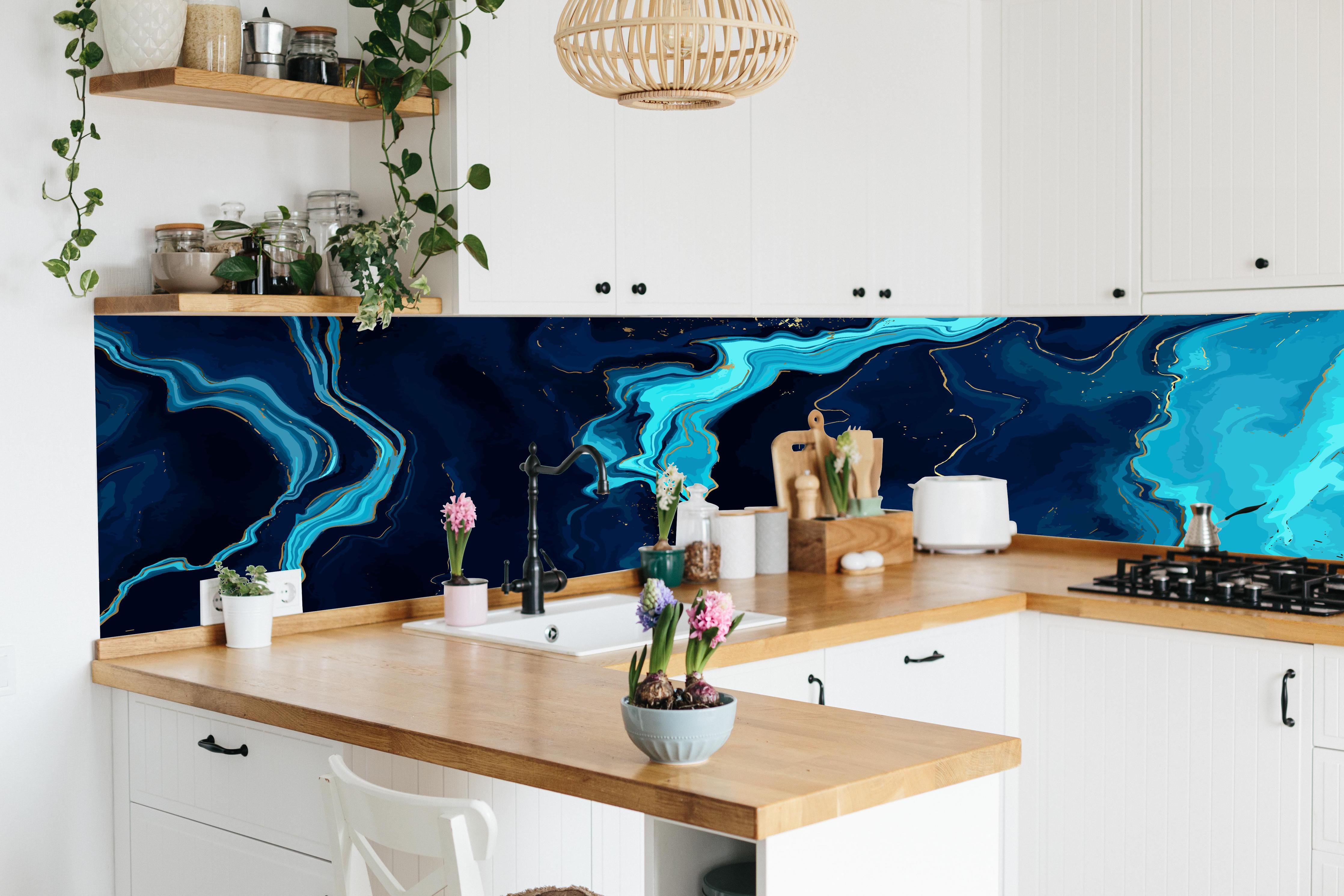 Küche - Geheimnisvolle Tiefsee-Strömung in Blautönen hinter weißen Hochglanz-Küchenregalen und schwarzem Wasserhahn