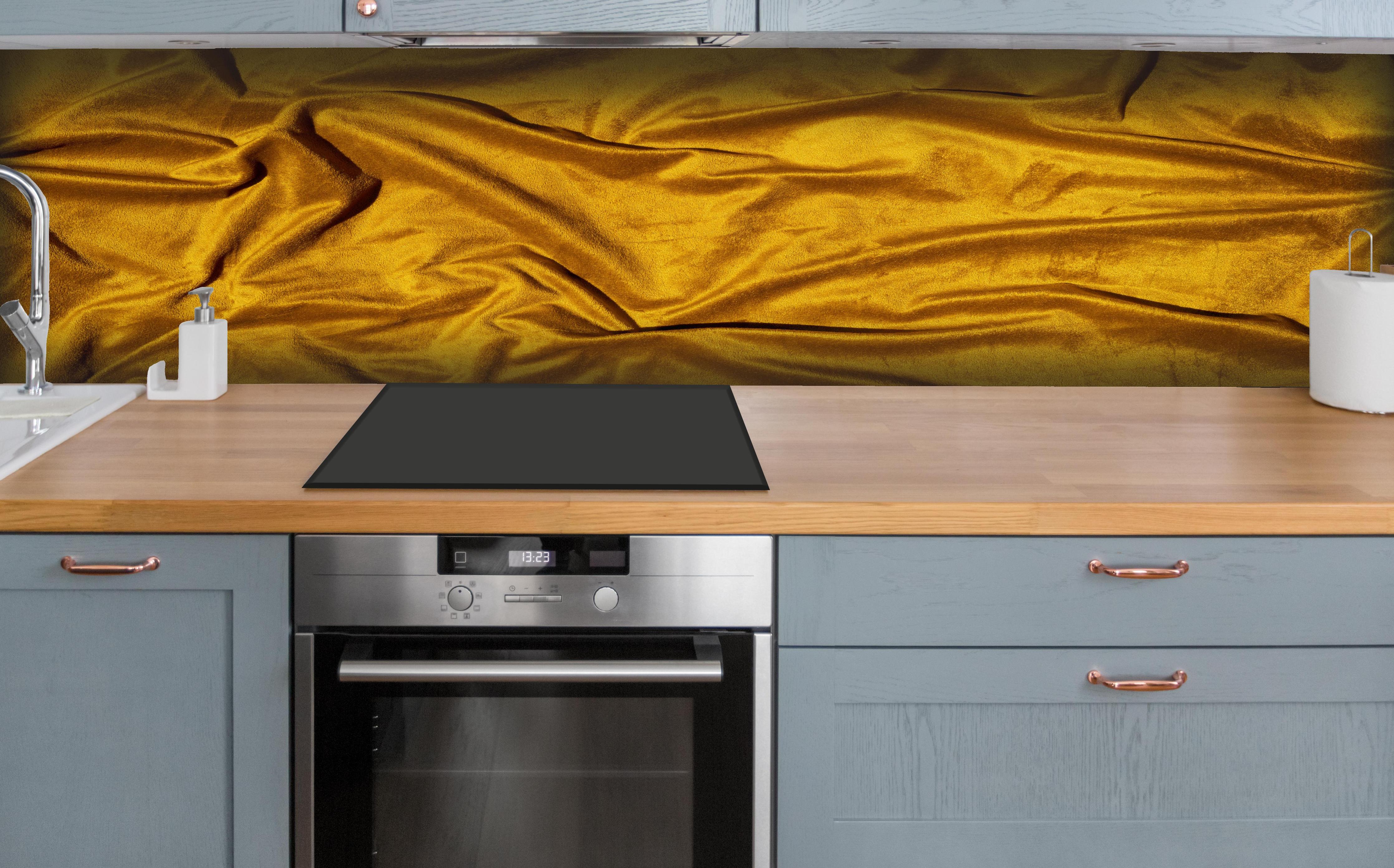 Küche - Gelbe Satin Seide hinter weißen Hochglanz-Küchenregalen und schwarzem Wasserhahn
