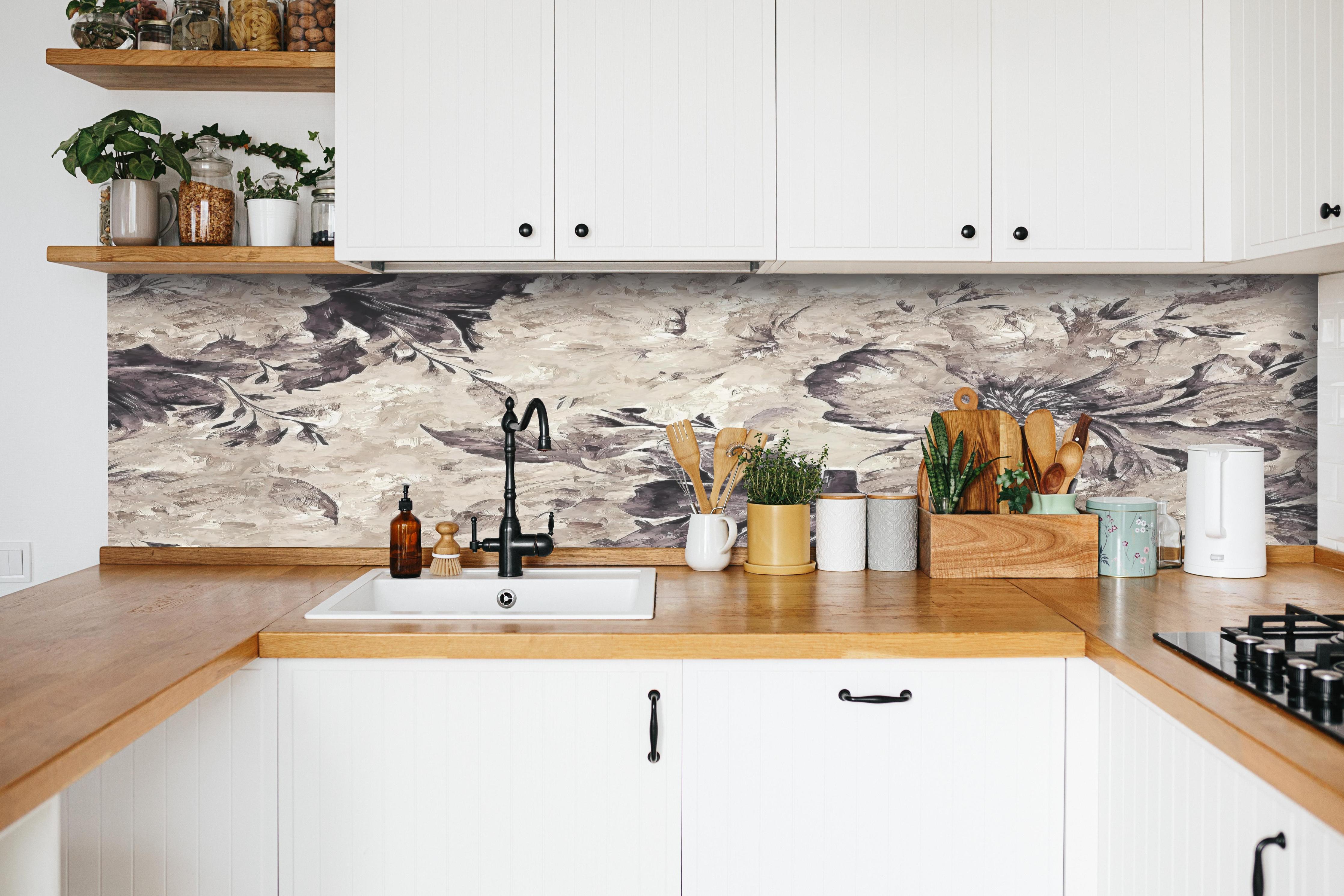 Küche - Gemälde - Büsche hinter weißen Hochglanz-Küchenregalen und schwarzem Wasserhahn