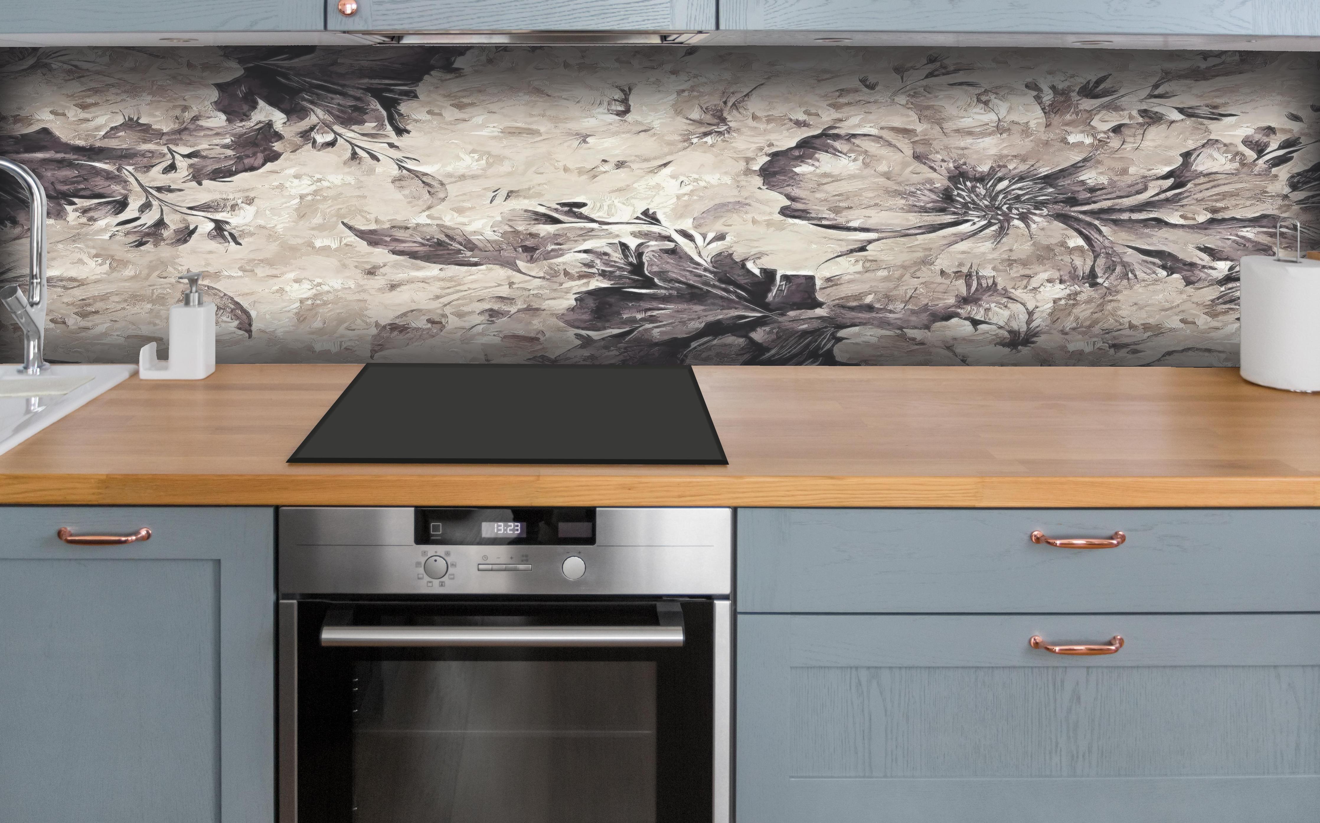 Küche - Gemälde - Büsche hinter weißen Hochglanz-Küchenregalen und schwarzem Wasserhahn