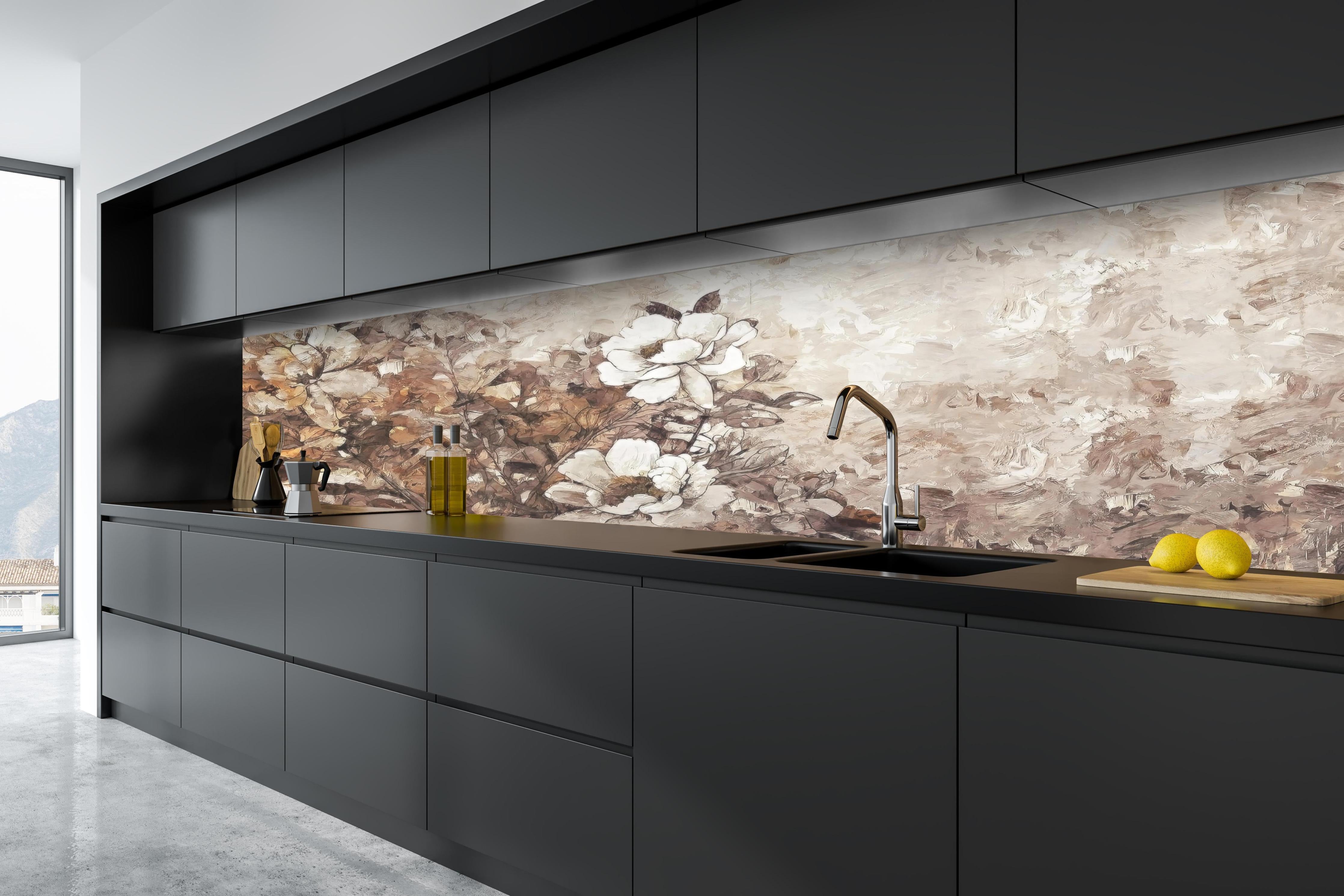 Küche - Gemälde . weiße Blüten hinter weißen Hochglanz-Küchenregalen und schwarzem Wasserhahn