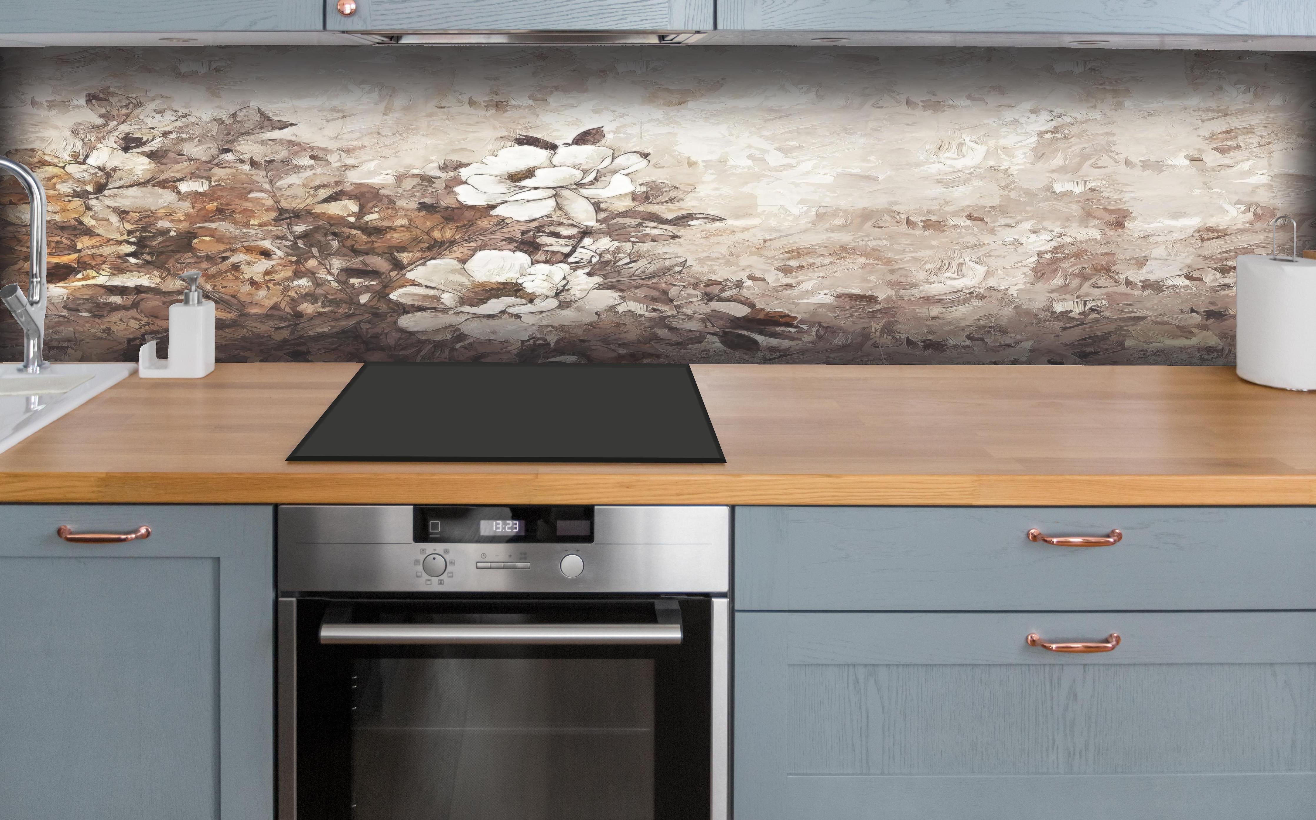 Küche - Gemälde . weiße Blüten hinter weißen Hochglanz-Küchenregalen und schwarzem Wasserhahn