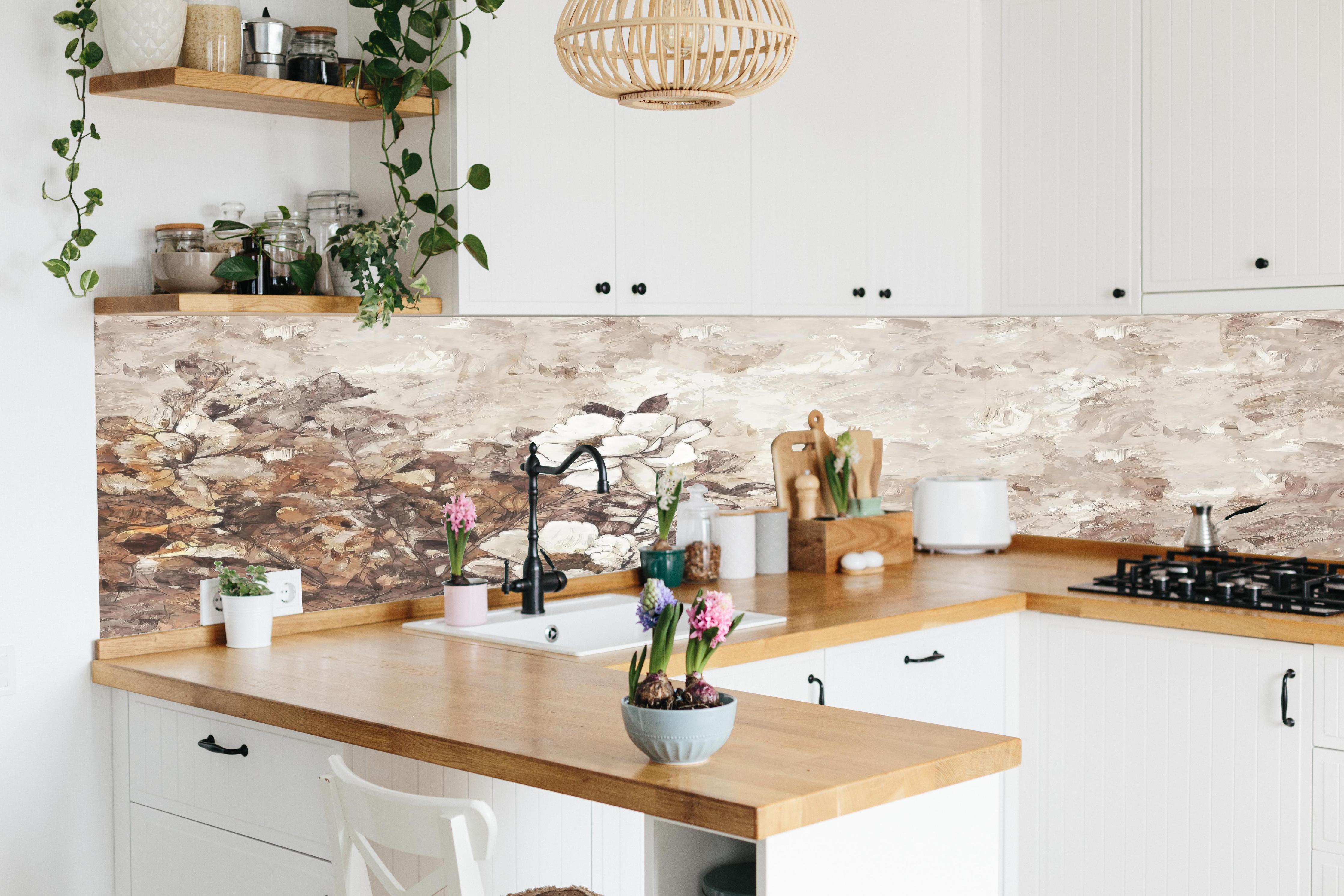 Küche - Gemälde . weiße Blüten hinter weißen Hochglanz-Küchenregalen und schwarzem Wasserhahn