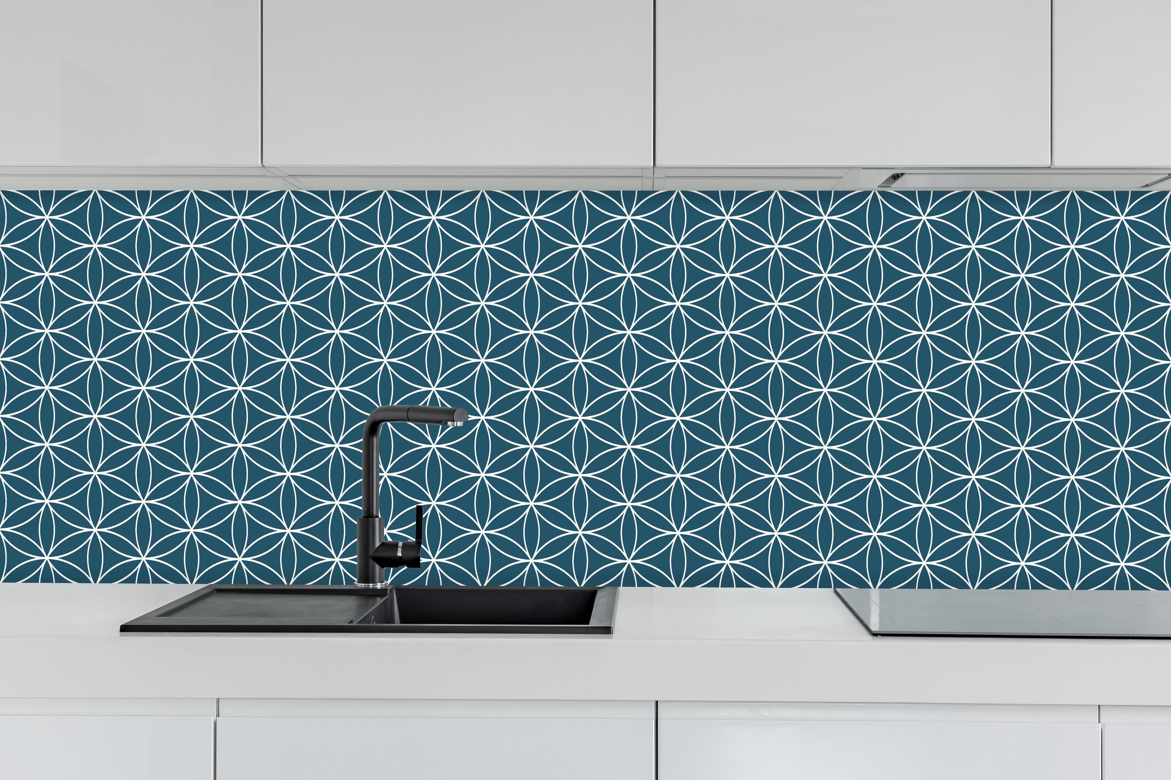 Küche - Geometrica Fiori Blu Petrolio hinter weißen Hochglanz-Küchenregalen und schwarzem Wasserhahn