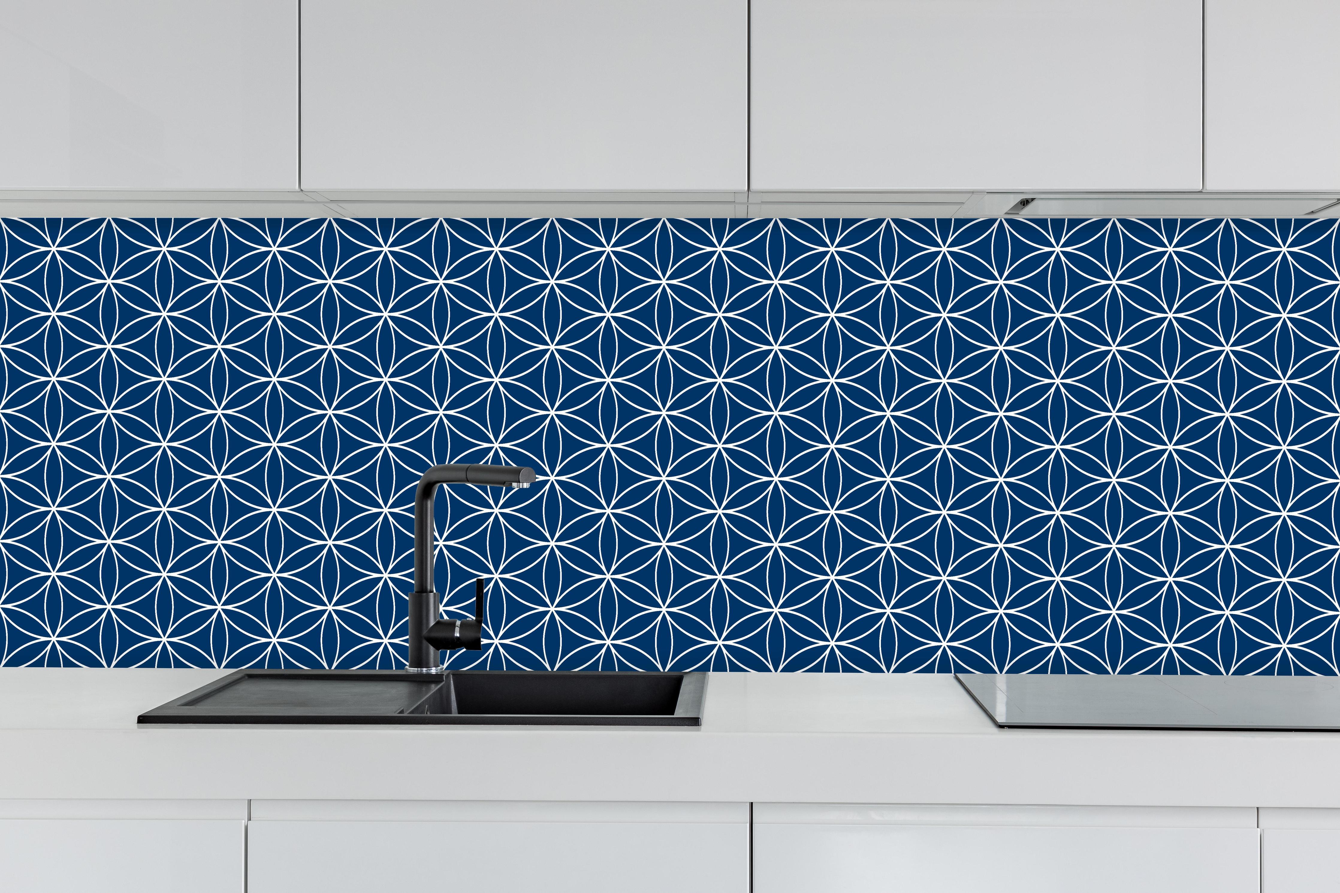 Küche - Geometrica Fiori Blu notte hinter weißen Hochglanz-Küchenregalen und schwarzem Wasserhahn