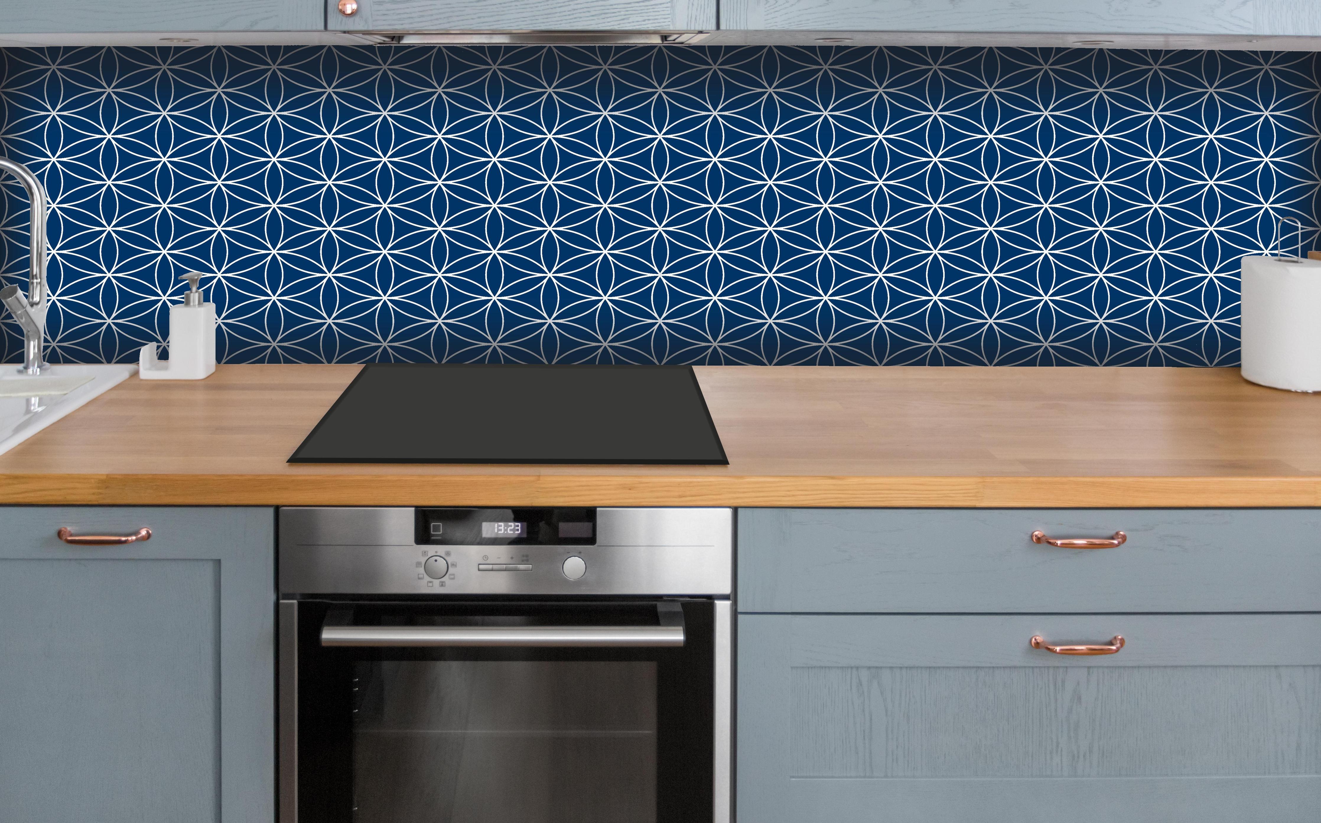 Küche - Geometrica Fiori Blu notte hinter weißen Hochglanz-Küchenregalen und schwarzem Wasserhahn