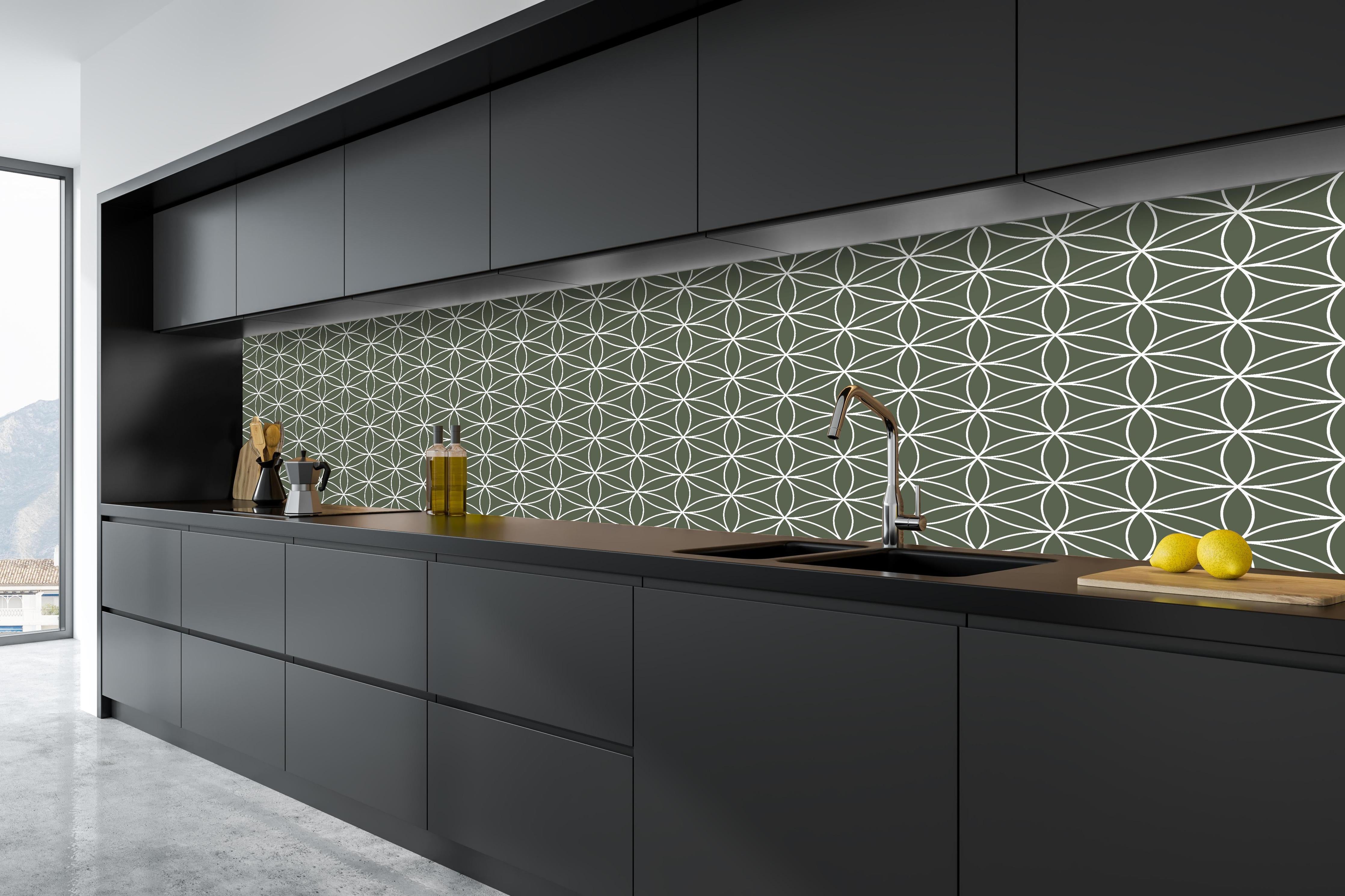 Küche - Geometrica Fiori Bosco hinter weißen Hochglanz-Küchenregalen und schwarzem Wasserhahn