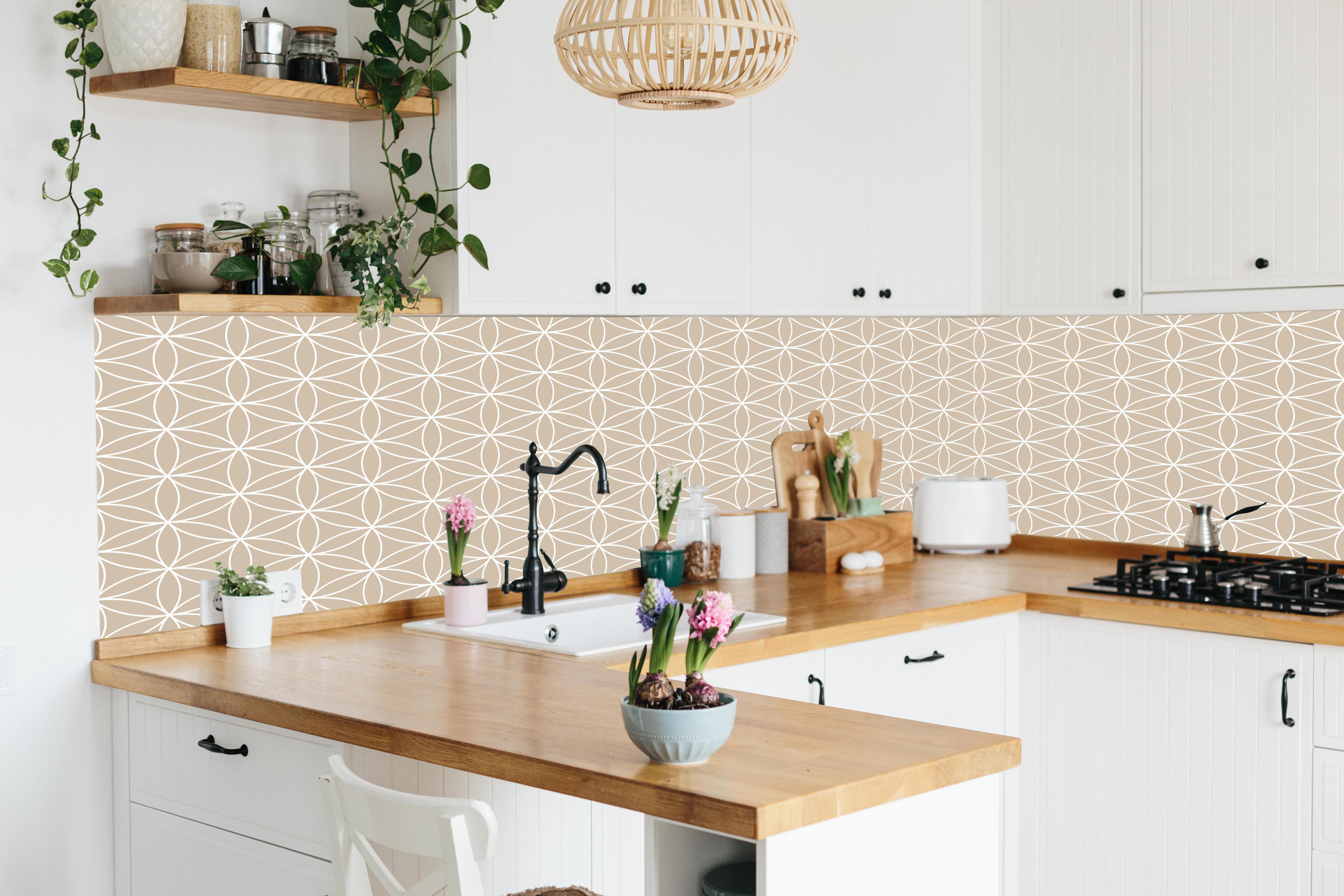 Küche - Geometrica Fiori Cappuccino hinter weißen Hochglanz-Küchenregalen und schwarzem Wasserhahn