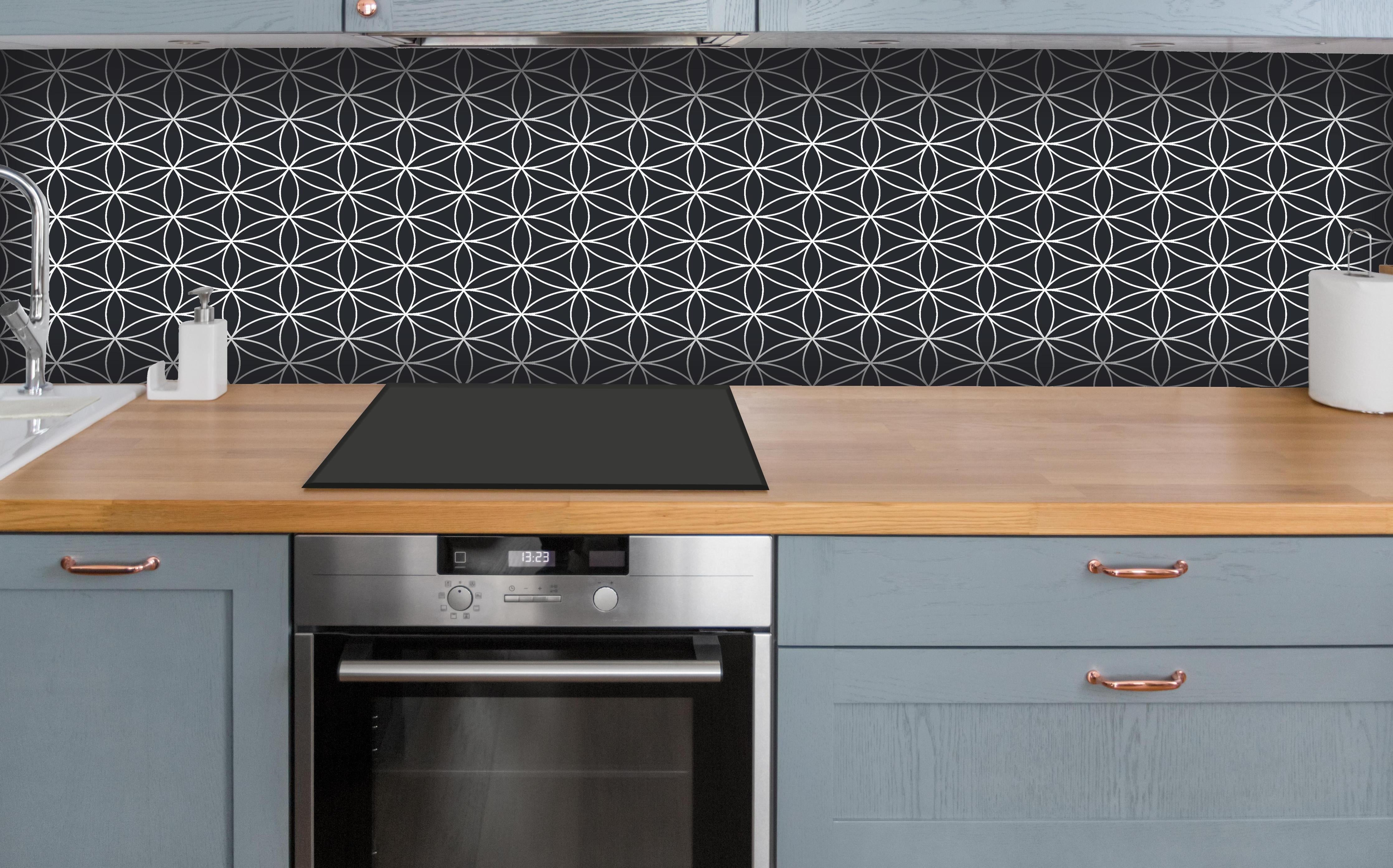 Küche - Geometrica Fiori Carbone hinter weißen Hochglanz-Küchenregalen und schwarzem Wasserhahn