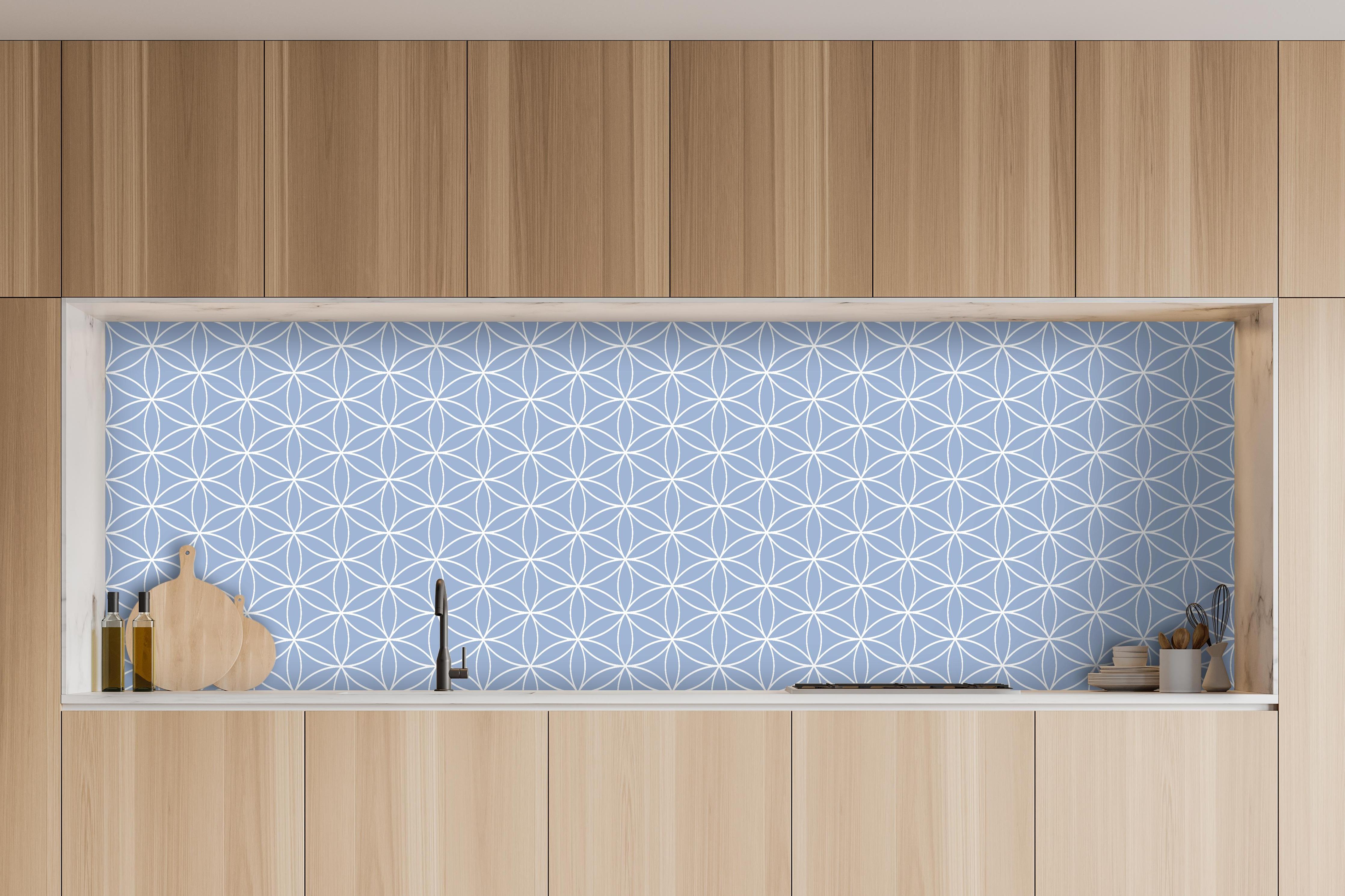 Küche - Geometrica Fiori Ceruleo hinter weißen Hochglanz-Küchenregalen und schwarzem Wasserhahn