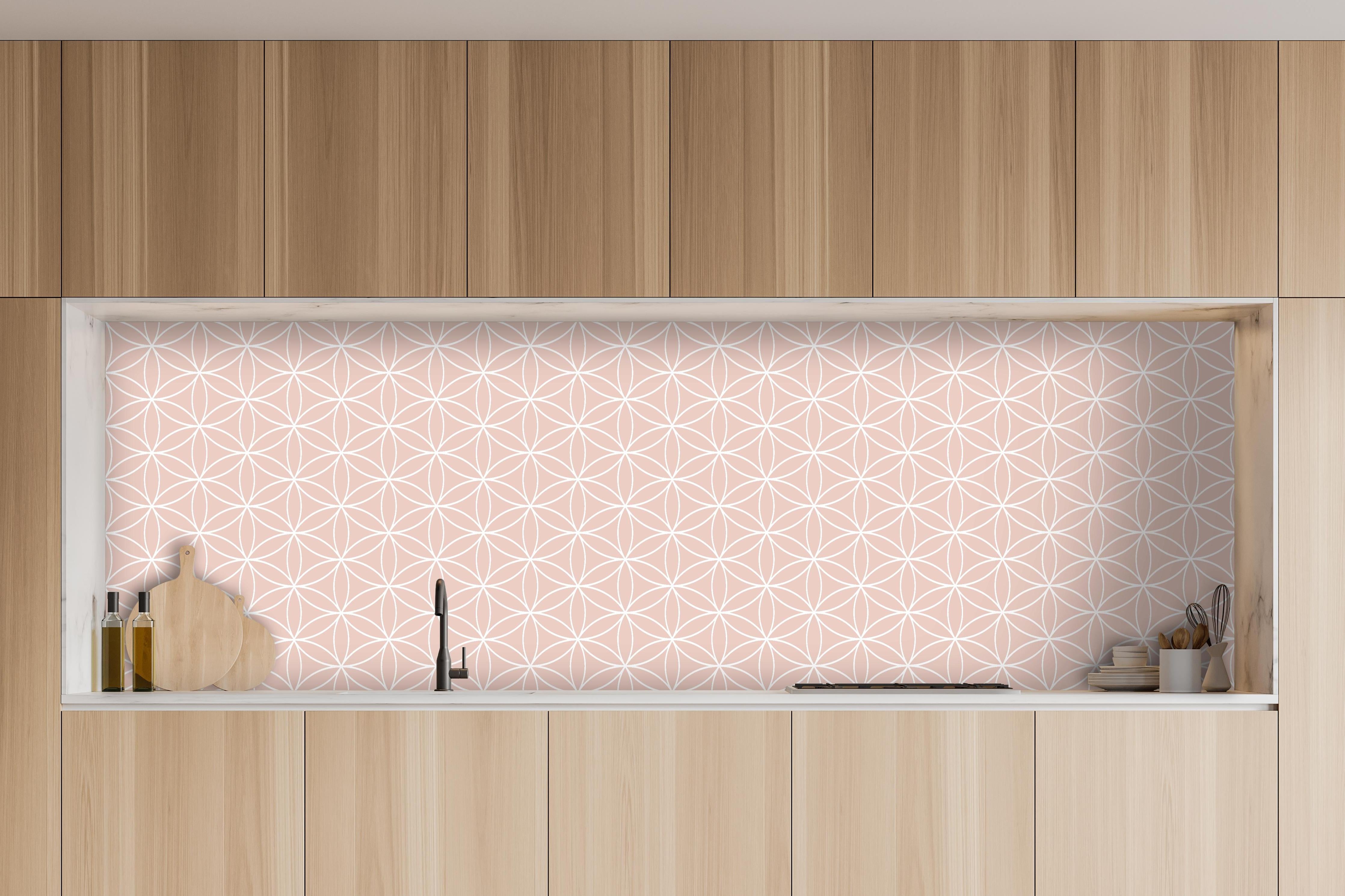 Küche - Geometrica Fiori Cipria hinter weißen Hochglanz-Küchenregalen und schwarzem Wasserhahn