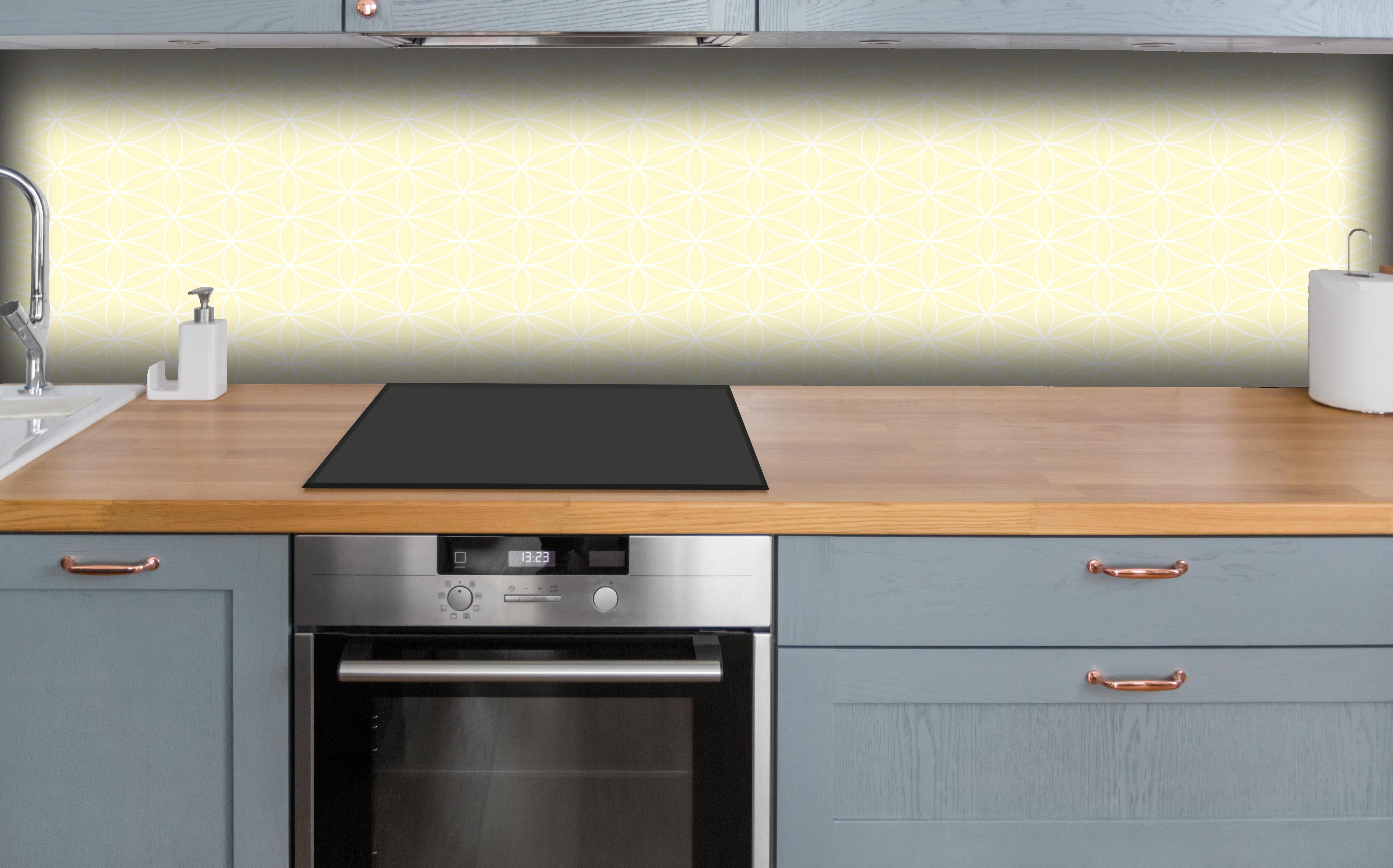 Küche - Geometrica Fiori Limone crema hinter weißen Hochglanz-Küchenregalen und schwarzem Wasserhahn