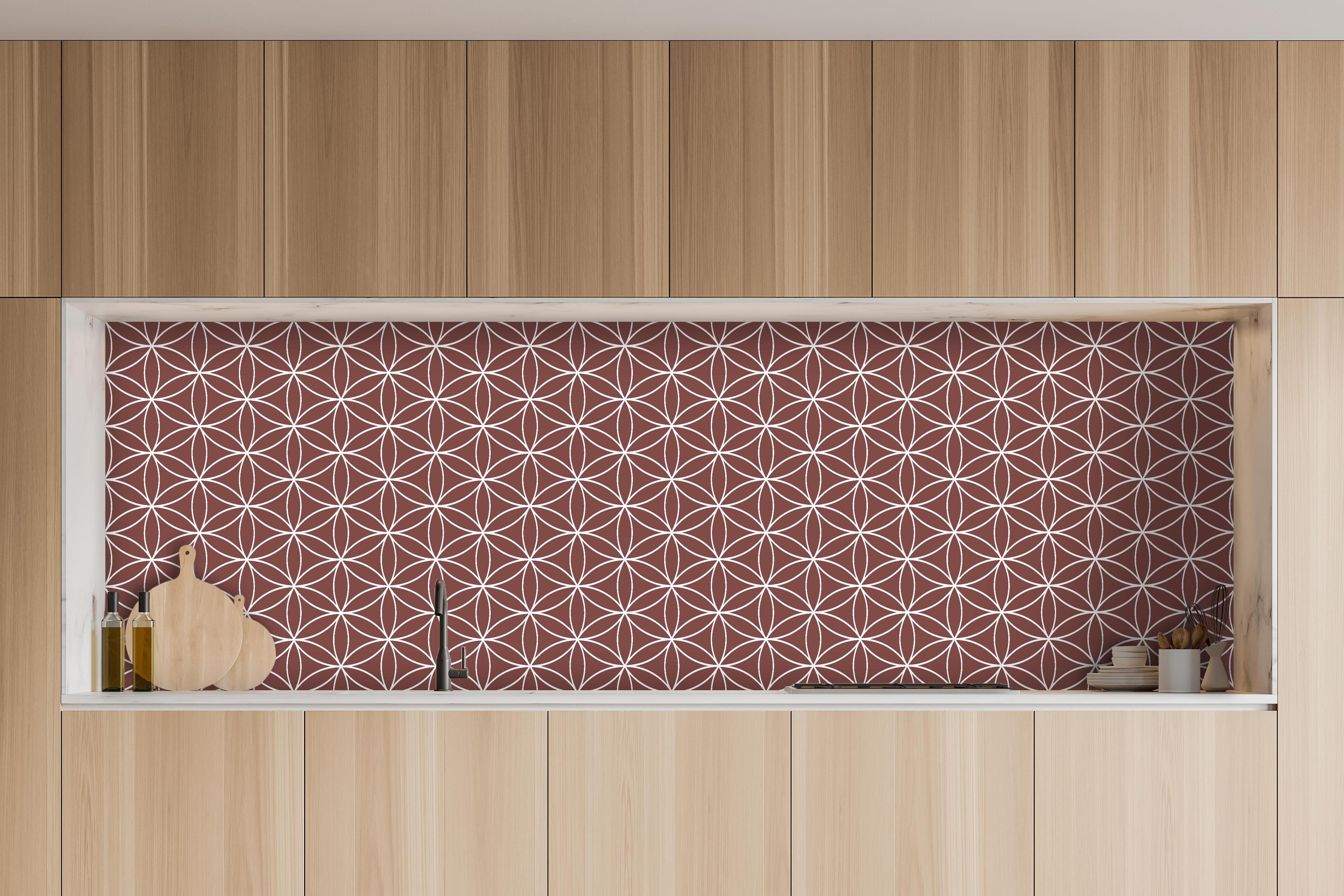Küche - Geometrica Fiori Mattone hinter weißen Hochglanz-Küchenregalen und schwarzem Wasserhahn