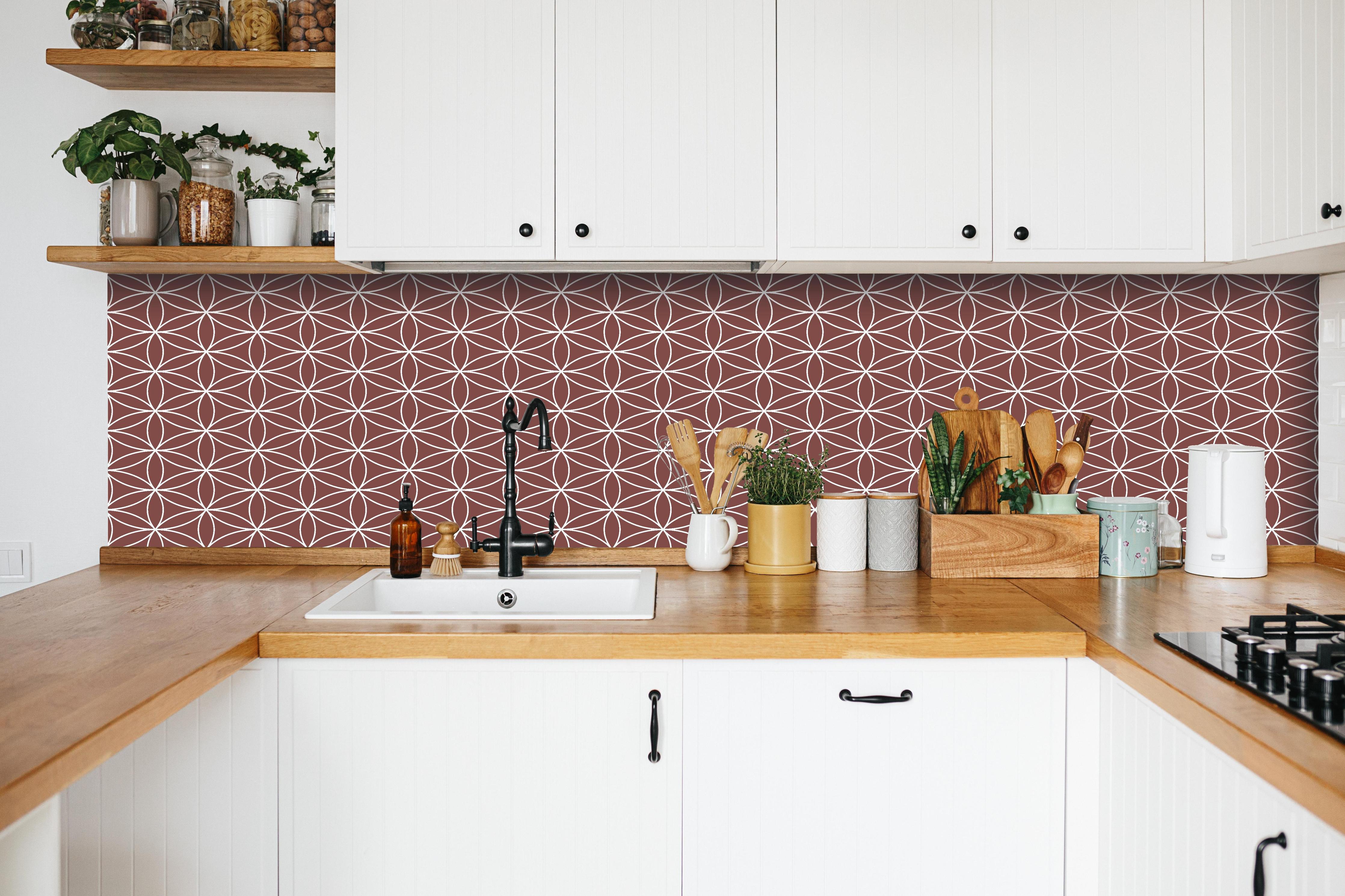 Küche - Geometrica Fiori Mattone hinter weißen Hochglanz-Küchenregalen und schwarzem Wasserhahn