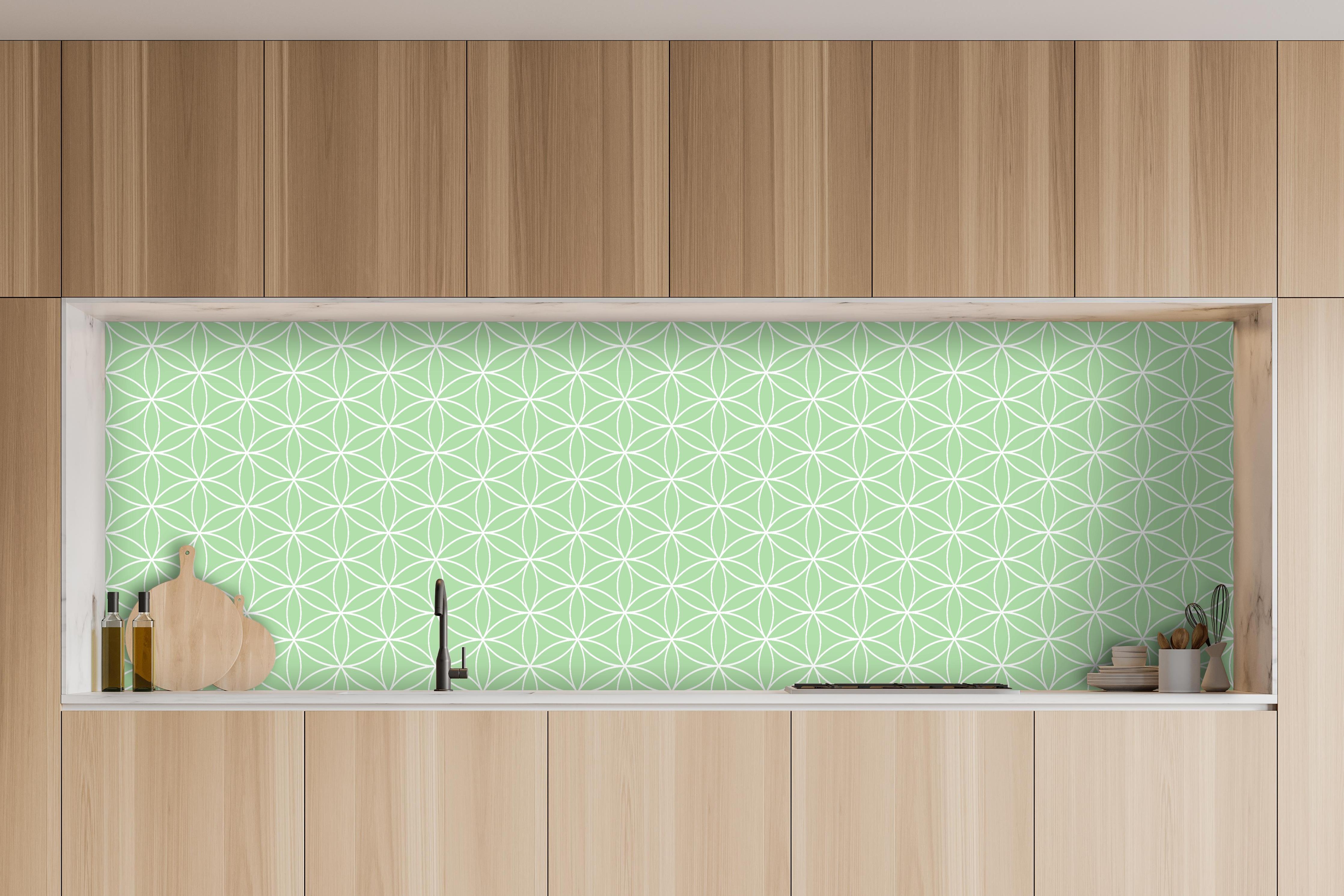 Küche - Geometrica Fiori Muschio hinter weißen Hochglanz-Küchenregalen und schwarzem Wasserhahn