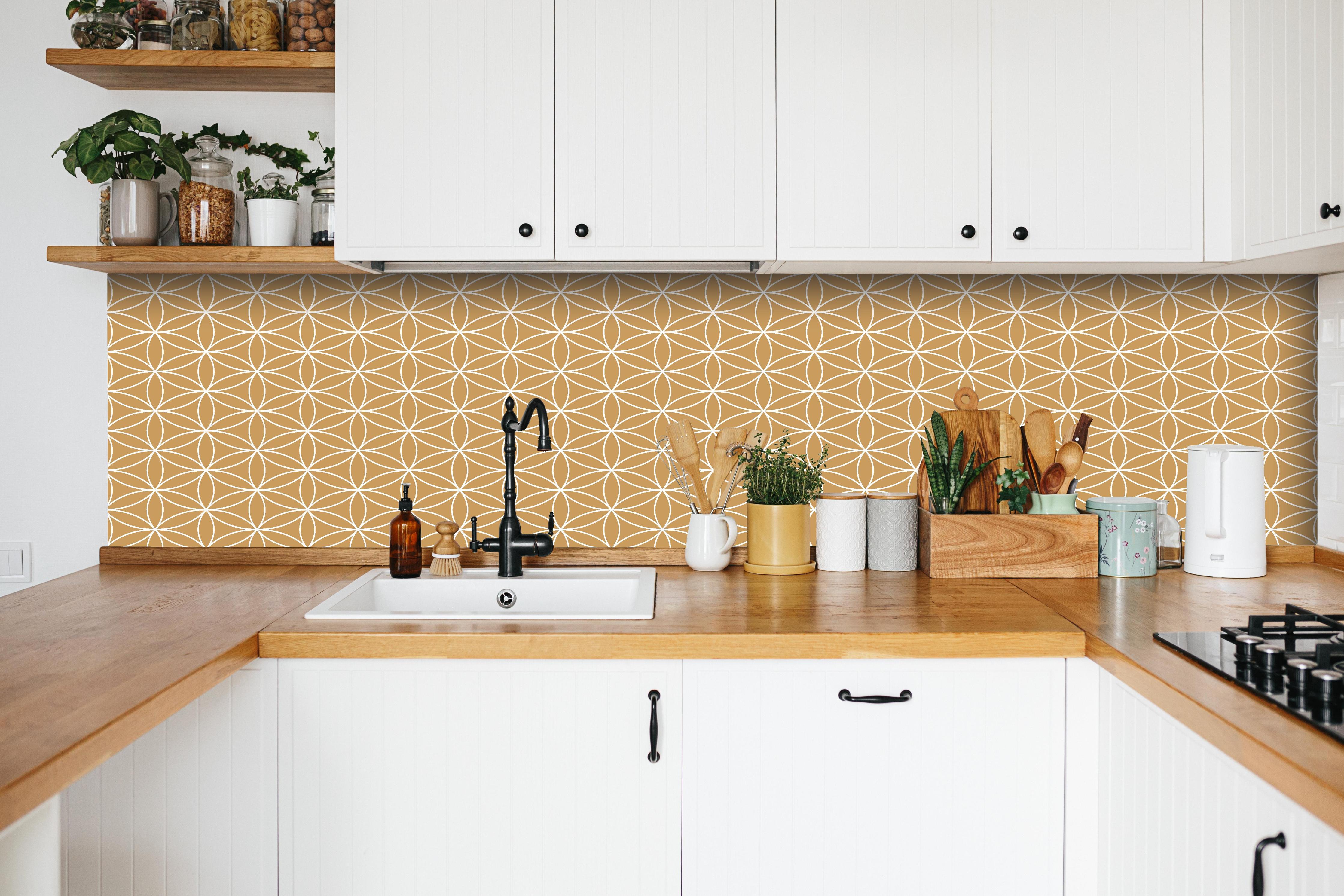 Küche - Geometrica Fiori Ocra hinter weißen Hochglanz-Küchenregalen und schwarzem Wasserhahn