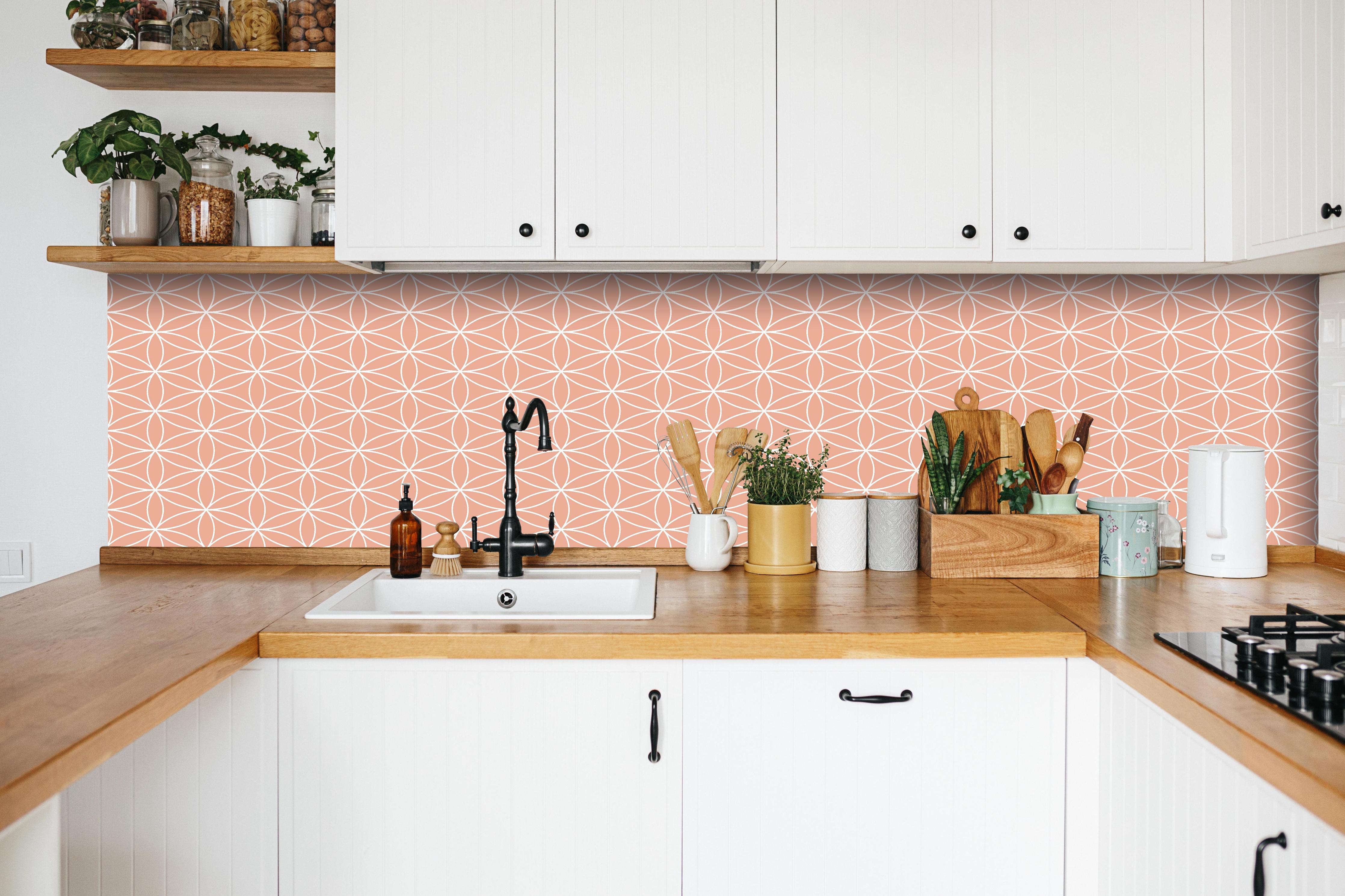 Küche - Geometrica Fiori Salmone hinter weißen Hochglanz-Küchenregalen und schwarzem Wasserhahn