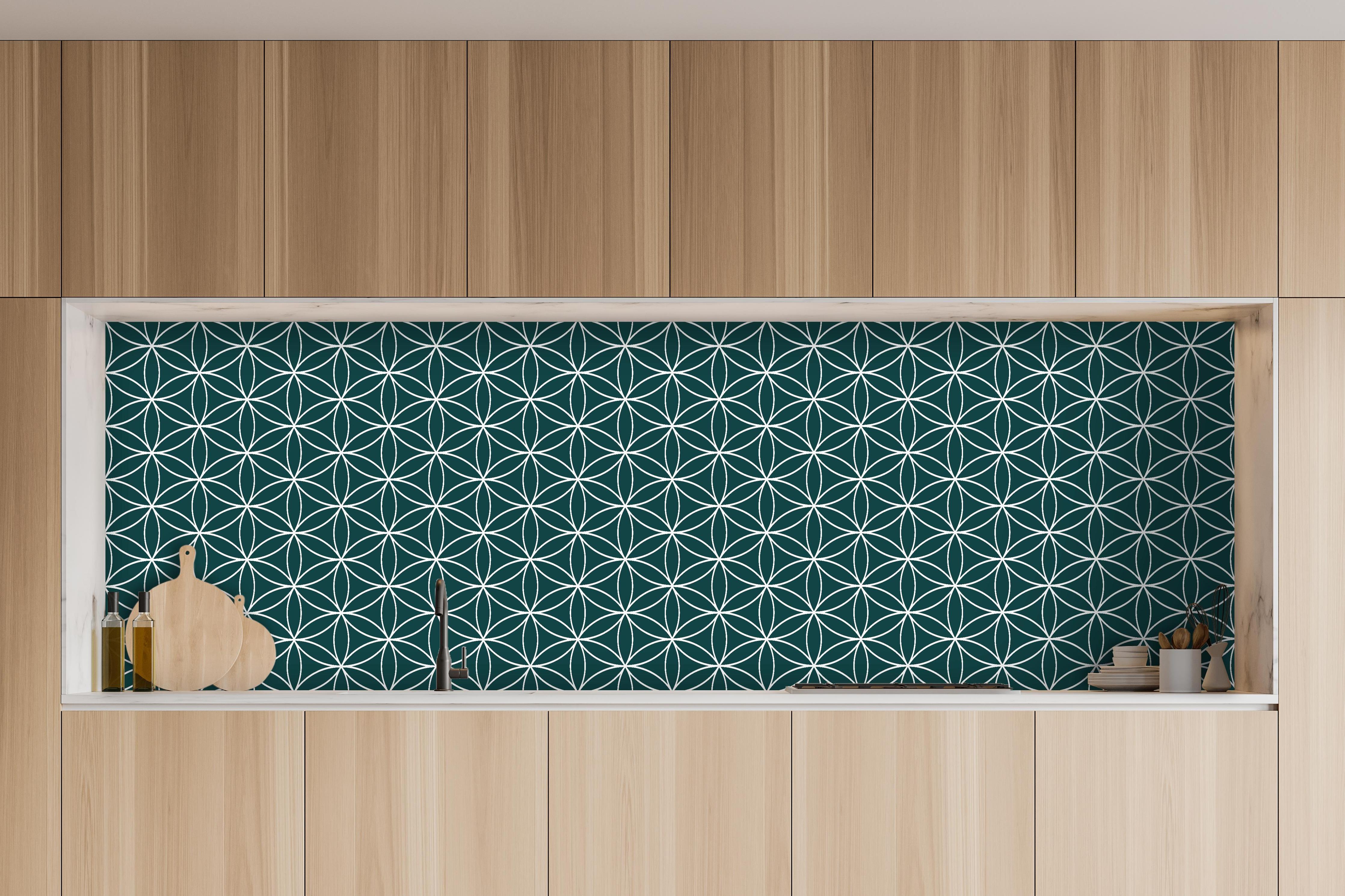 Küche - Geometrica Fiori Verde petrolio hinter weißen Hochglanz-Küchenregalen und schwarzem Wasserhahn